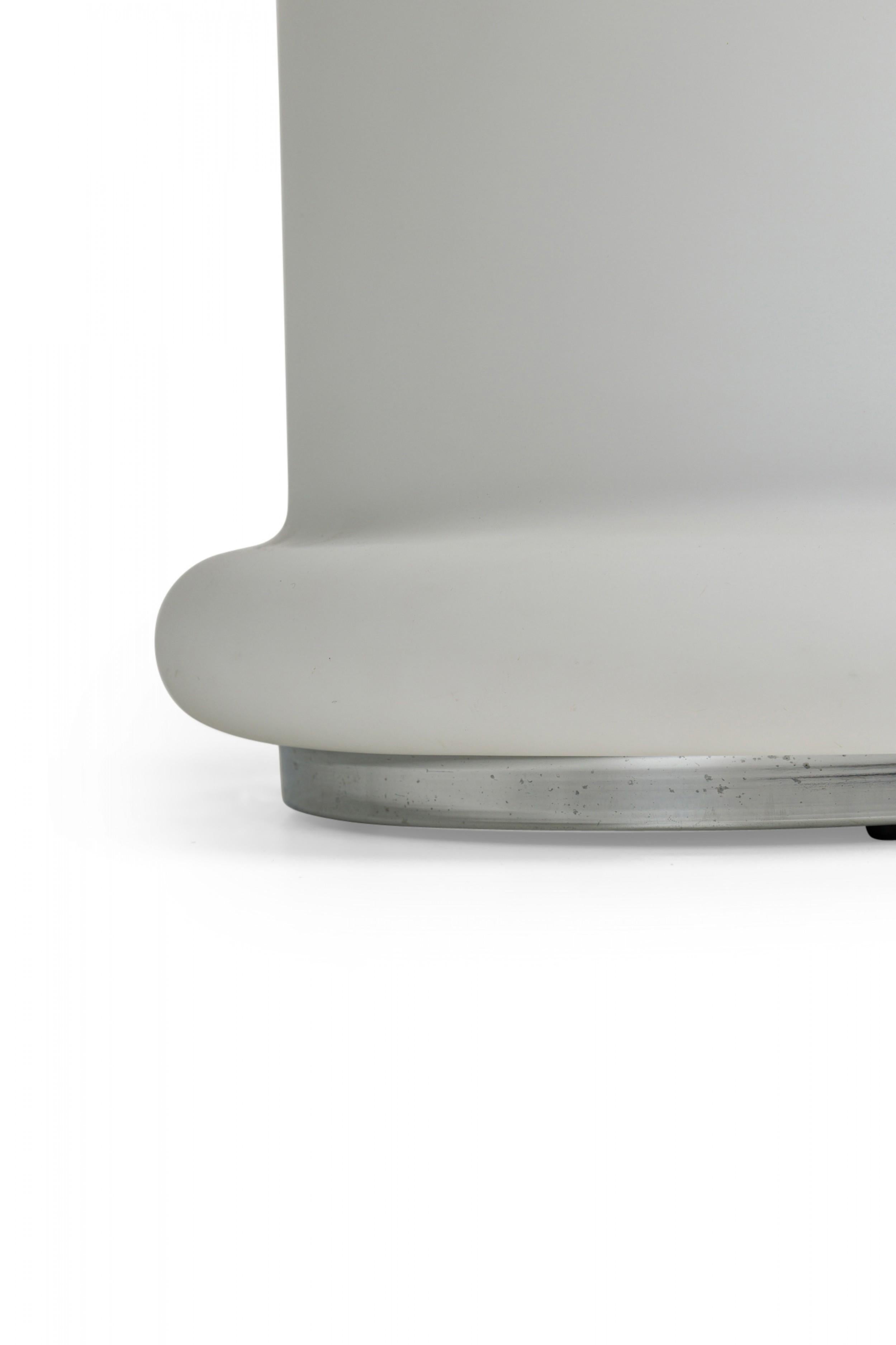Amerikanischer, weiß satinierter Triplex-Glastisch aus der Mitte des Jahrhunderts, bestehend aus vier Glühbirnen hinter satiniertem Opalglas in einer kombinierten Zylinder-/Torusform, die auf einem runden, silbernen Metallrahmen ruhen,