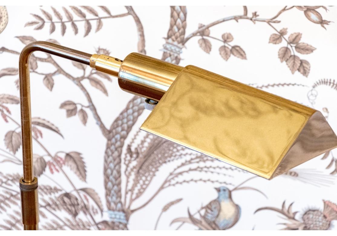 Lámpara de pie de farmacia Koch & Lowy Mid Century Brass Moderno de mediados de siglo en venta