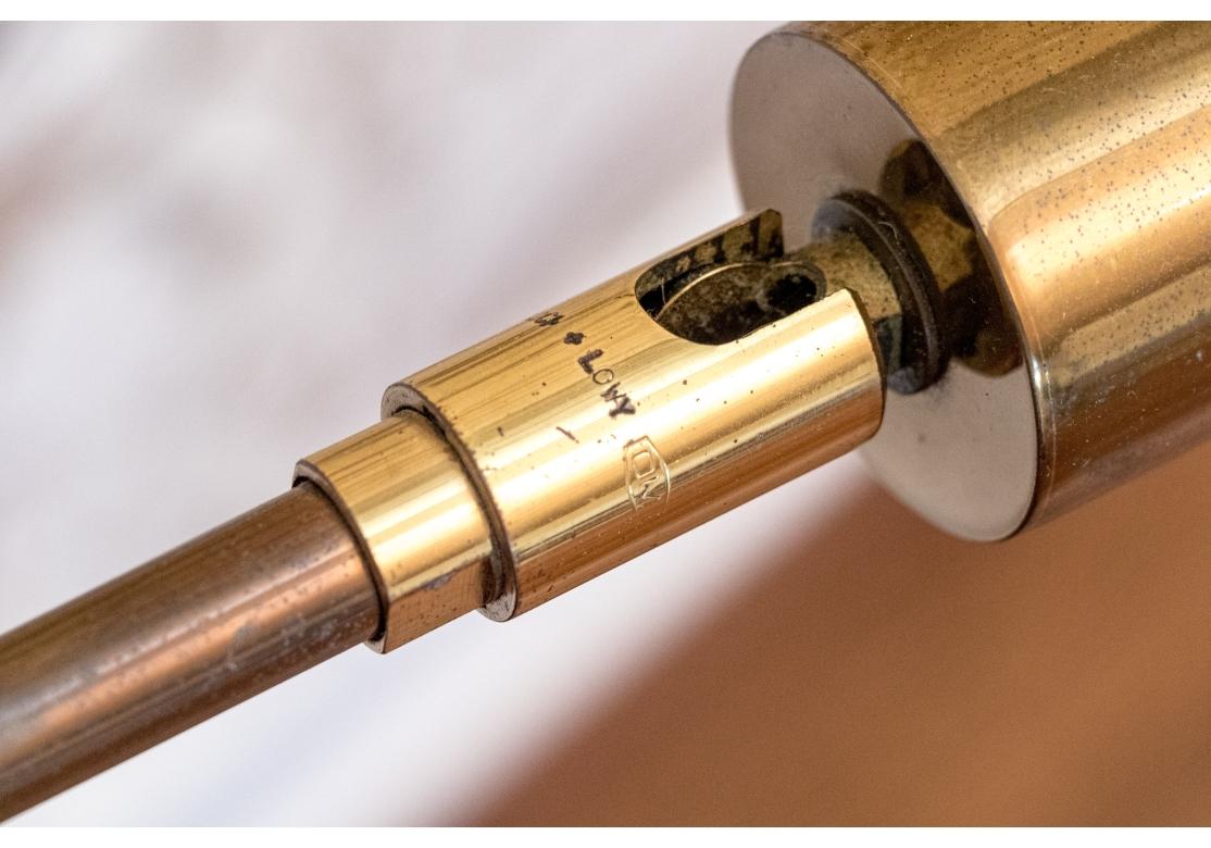 Lámpara de pie de farmacia Koch & Lowy Mid Century Brass en Desgastado estado para la venta en Bridgeport, CT