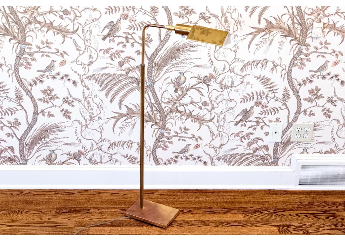 Lámpara de pie de farmacia Koch & Lowy Mid Century Brass siglo XX en venta