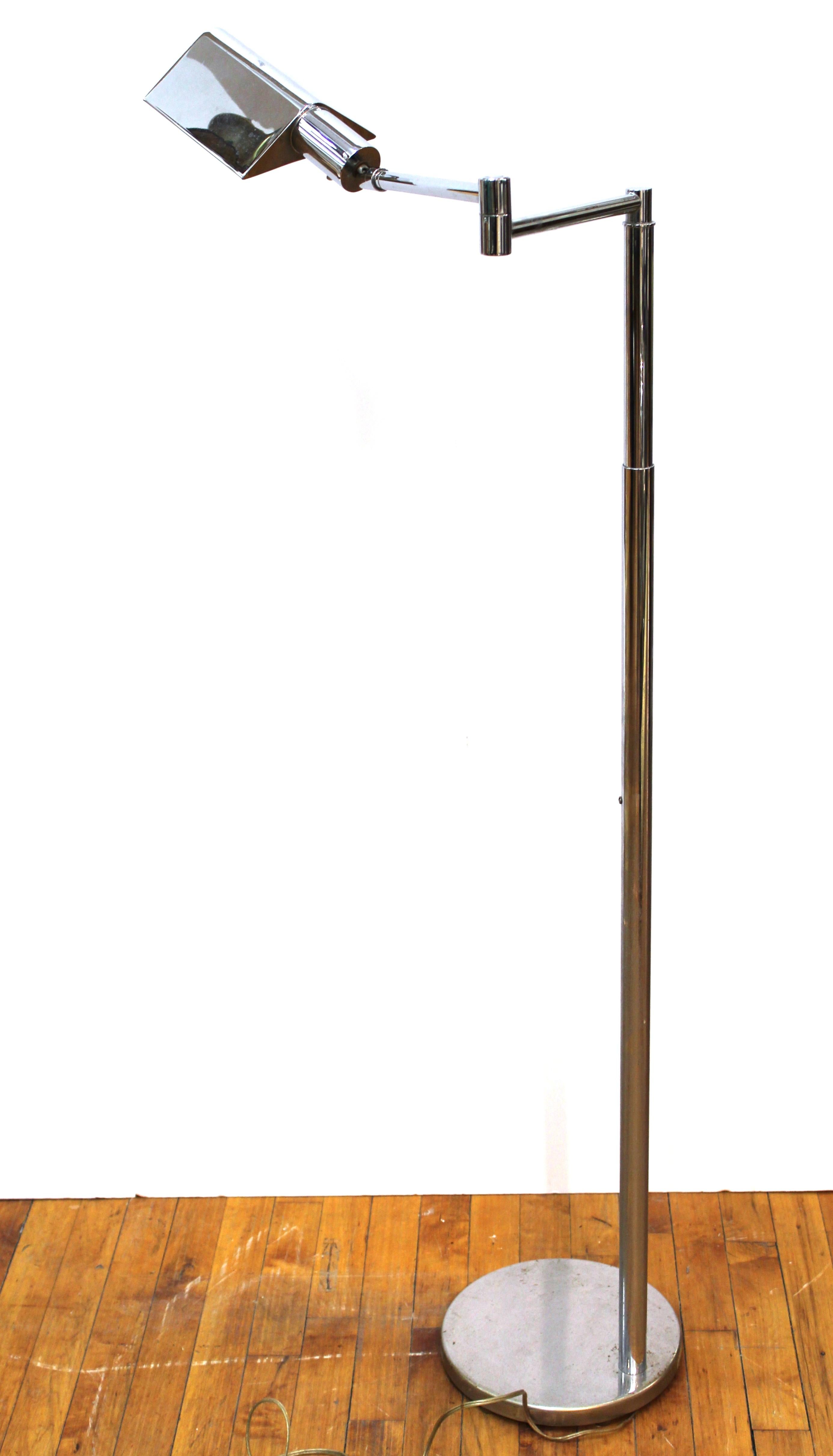 Koch & Lowy Mid-Century Modern chromed metal reading lamp or floor lamp, with extendable height, swing arm and tilting head. Makers mark on the swing arm.