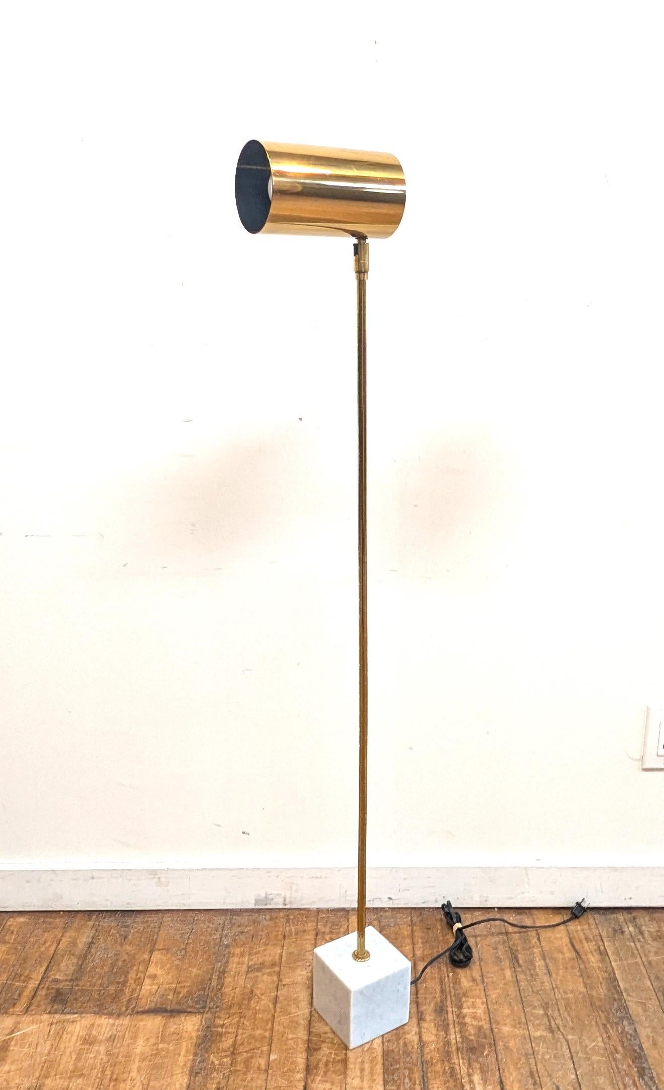Lampadaire en laiton et marbre Koch Lowy.  Lampadaire réglable de Koch Lowy OMI.  Mât épuré en laiton avec abat-jour cylindrique en laiton posé sur un cube en marbre italien de Carrare.  Le Canister s'ajuste de haut en bas et peut pivoter de 180