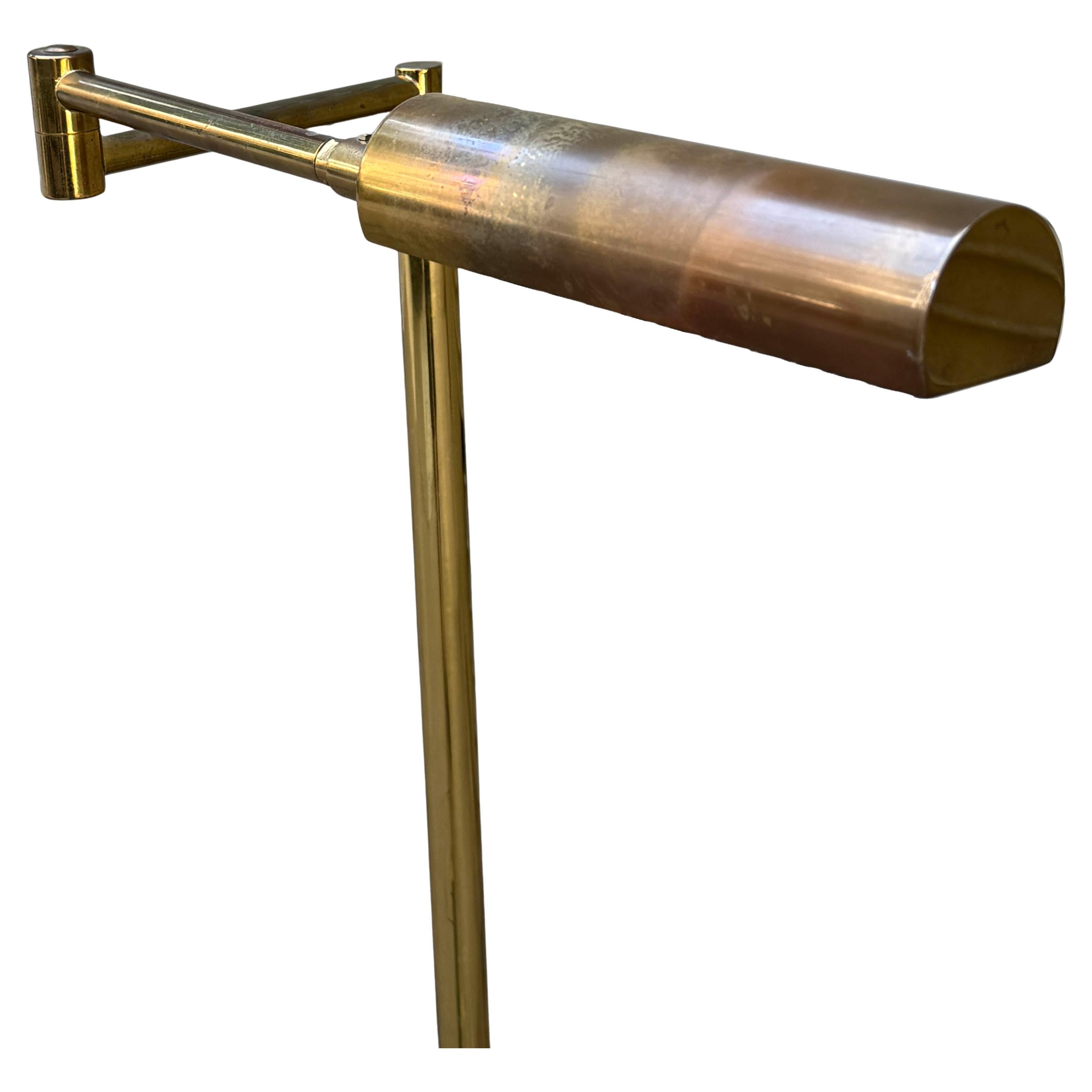 Lámpara de pie regulable de estilo clásico vintage de farmacia, atribuida a Koch & Lowy Omni. La lámpara cuenta con un mástil vertical extensible, un brazo flexible horizontal y una pantalla basculante, que ofrecen ajustes versátiles para dirigir la