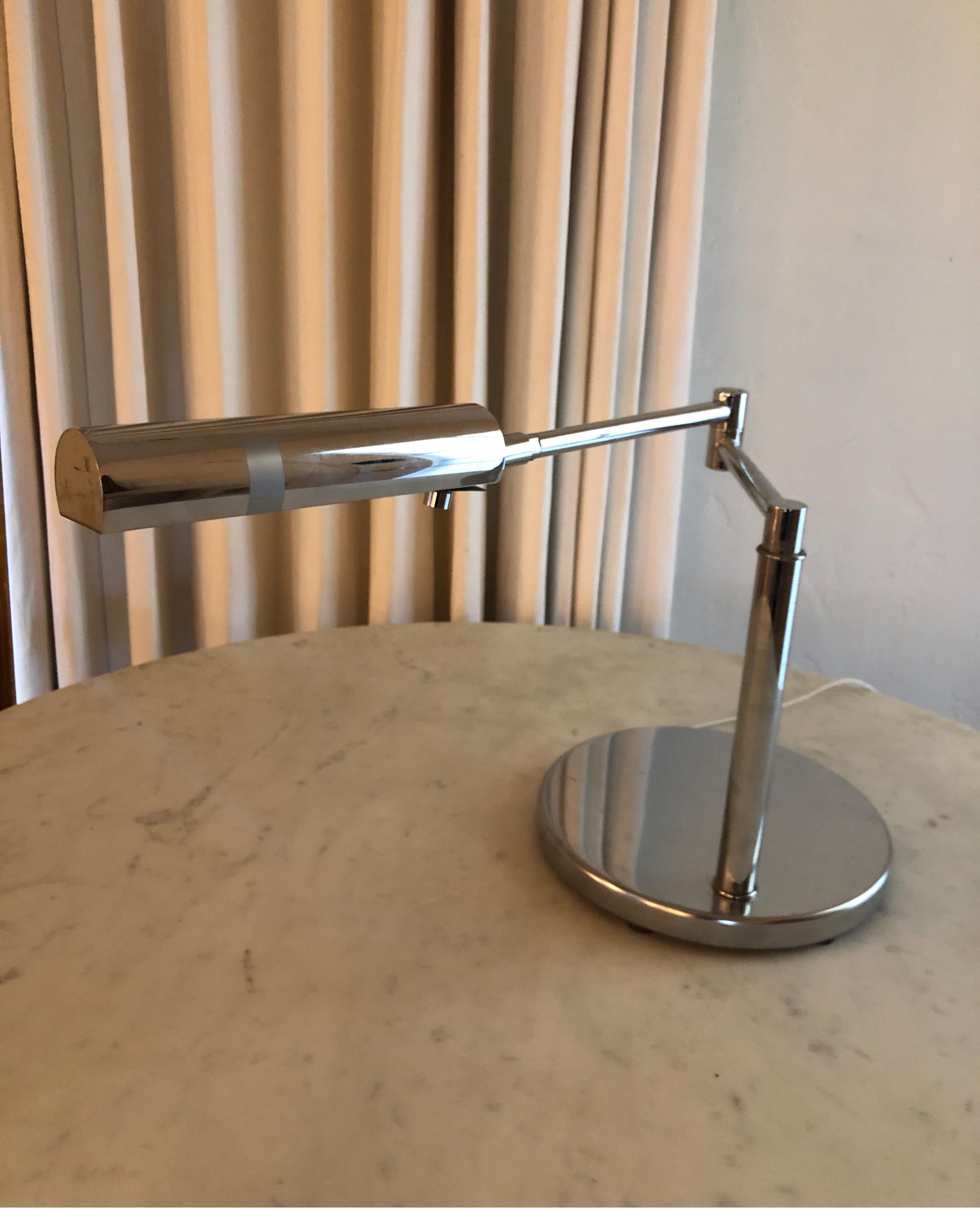 Américain Koch & Lowy lampe de bureau articulée en chrome poli en vente