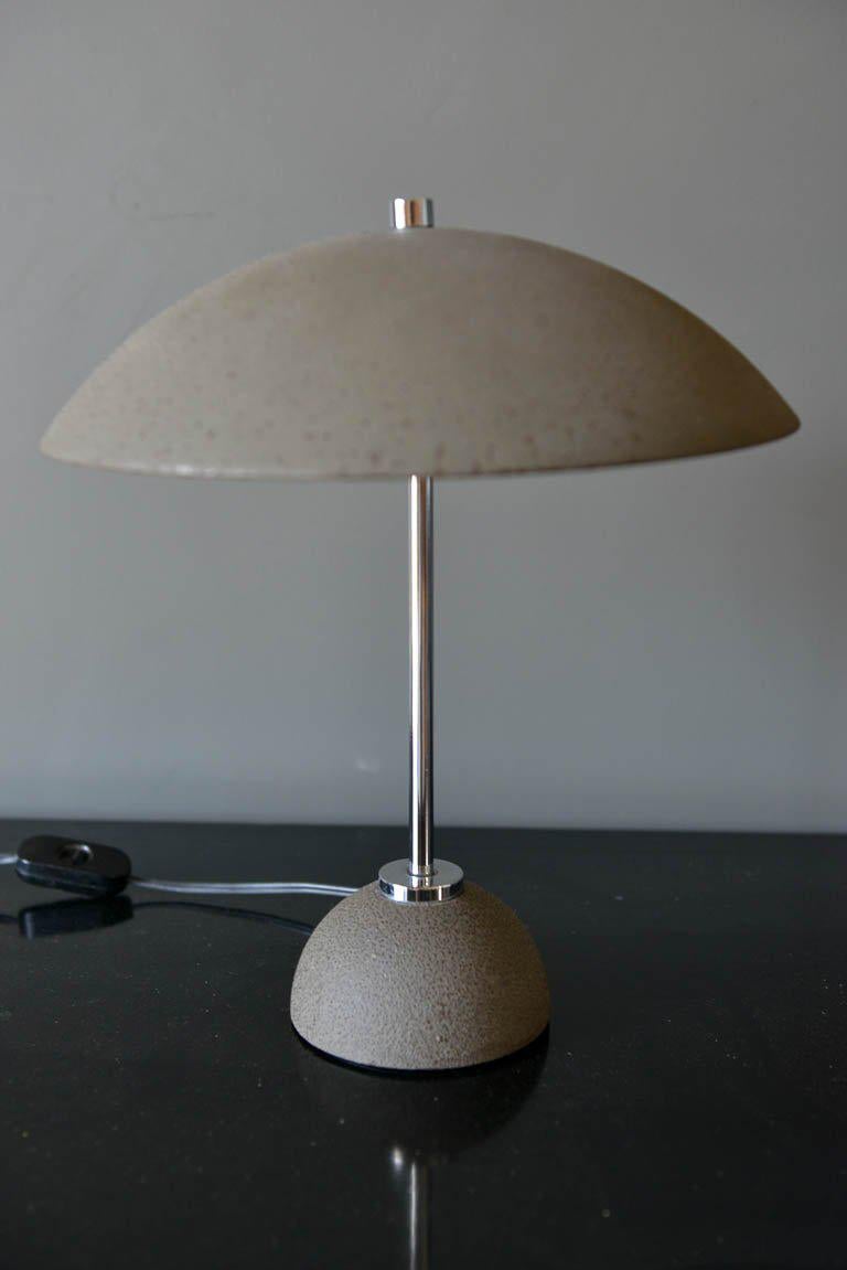Koch & Lowy saucer or mushroom table lamp, circa 1970. Original brown/grey enameled finish with original wiring. Signed on lamp housing. Excellent vintage condition with no rust or chips to enamel.

Measures 13