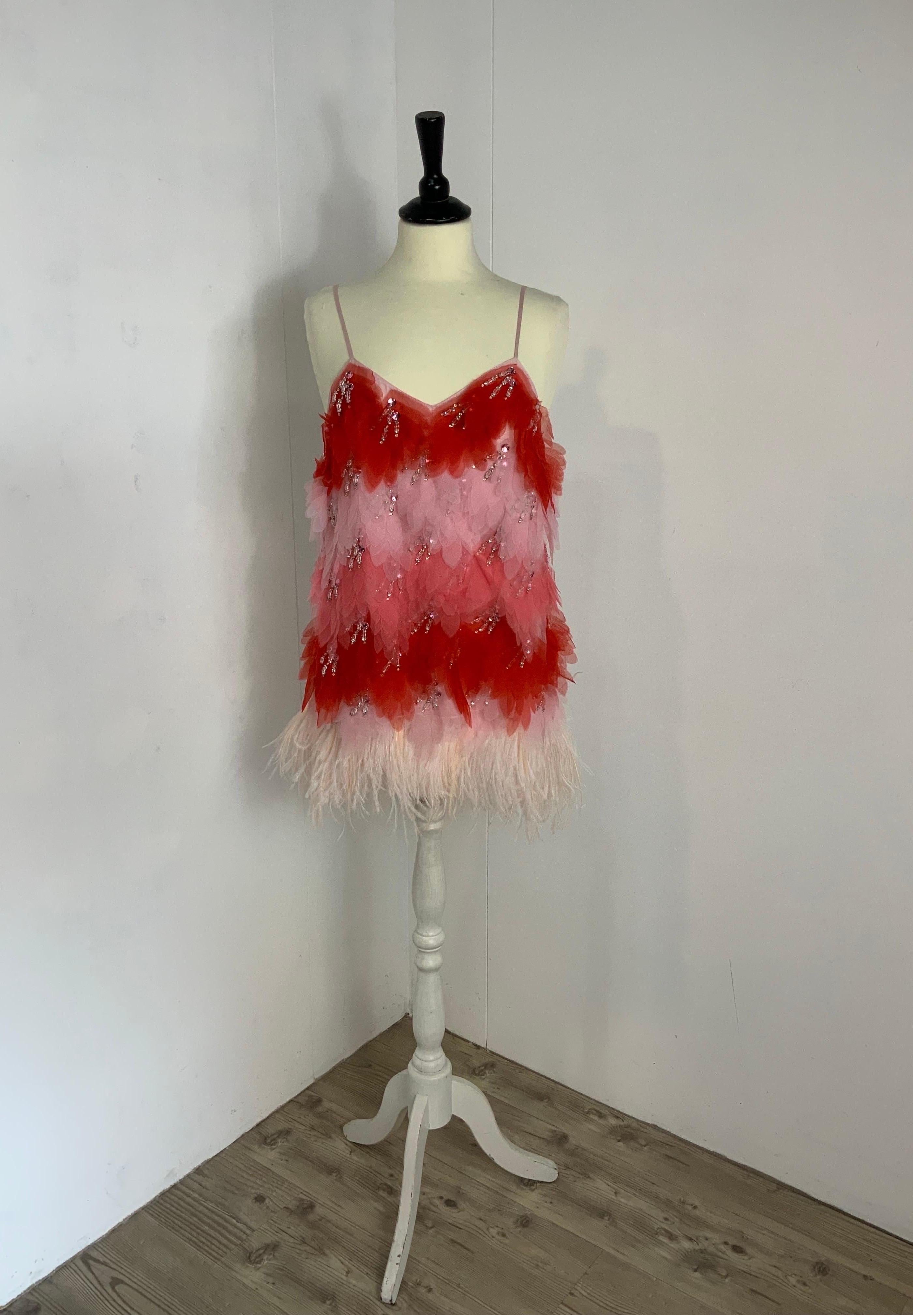 KOCHÉ X PUCCI.
In silk with ostrich feather inserts.
If desired, the part of the feathers can be removed at will using special buttons. Side zip closure.
Italian size 40.
Bust 42cm
Length 80 cm
New with tag.
Beautiful cloth . If desired, it can also