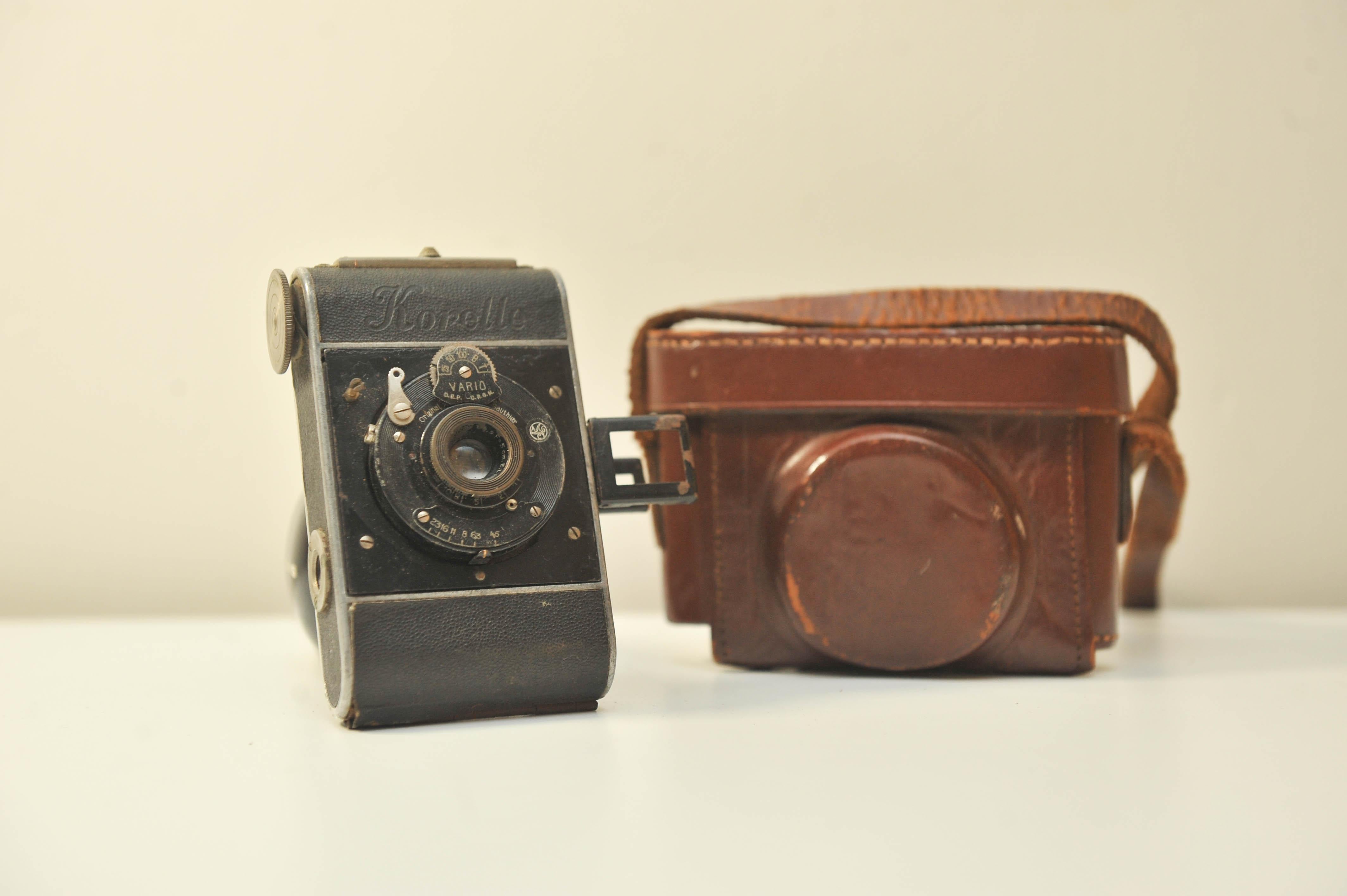 Kochmann Korelle Camera with Vario Leaf Shutter by Gauthier

Awesome historical camera and case in original condition

Make: Kochmann I Vario: leaf shutter I Made: Pre WWII Germany I Film: 127 film
Era: 1930's

The Vario is a long-lived series of
