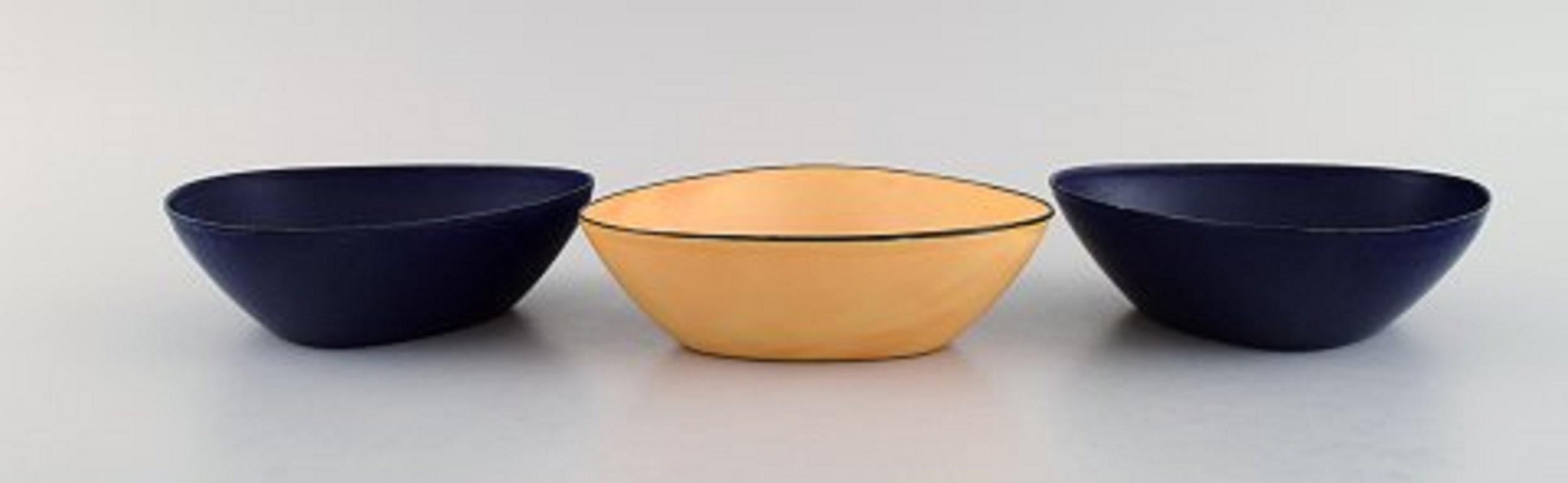 Kockum, Sweden. Three bowls in dark blue and yellow enamel, 1970s.
Measures: 15 x 4.8 cm.
In excellent condition with signs of use.
Stamped.