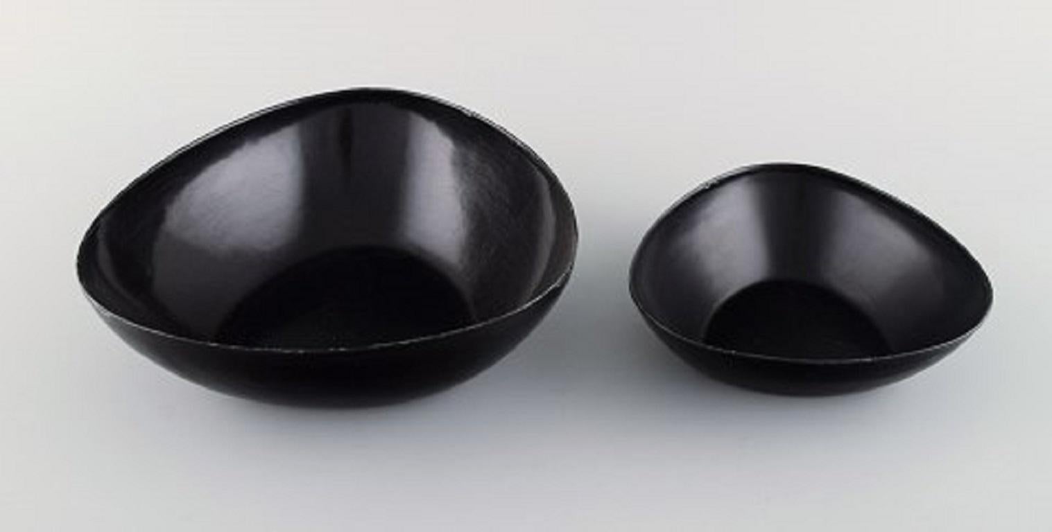 Kockum, Sweden. Two bowls in black enamel. 1970s.
Largest measures: 21 x 6.5 cm.
In excellent condition with signs of use.
Stamped.