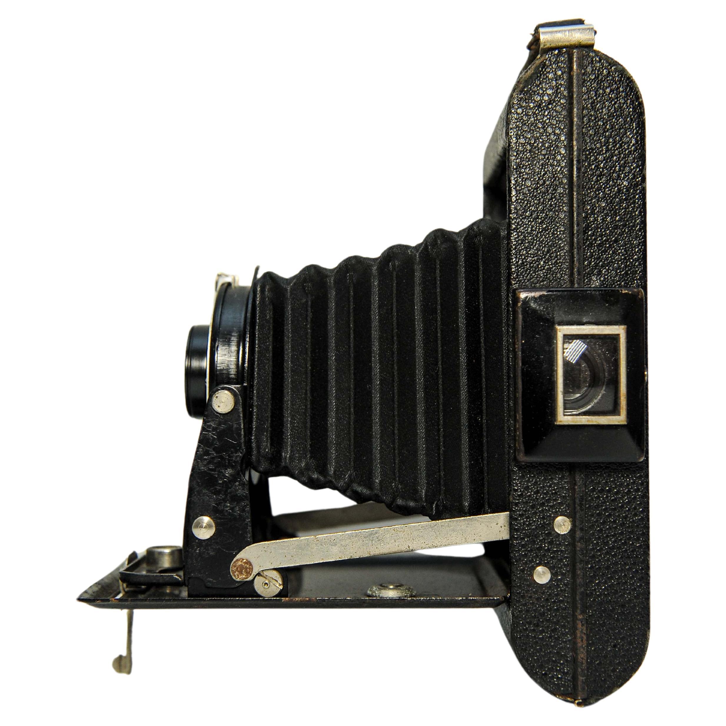 Kodak Folding Brownie Six-20 mit Kodette II Verschluss & Meniskus-Objektiv Made in Great Britain

Selbstaufrichtende Rollfim-Klappkamera, die 1948 auf den Markt kam und 1954 eingestellt wurde 

Filmgröße: 620
Bildgröße: 2 1/4 X 3 1/4