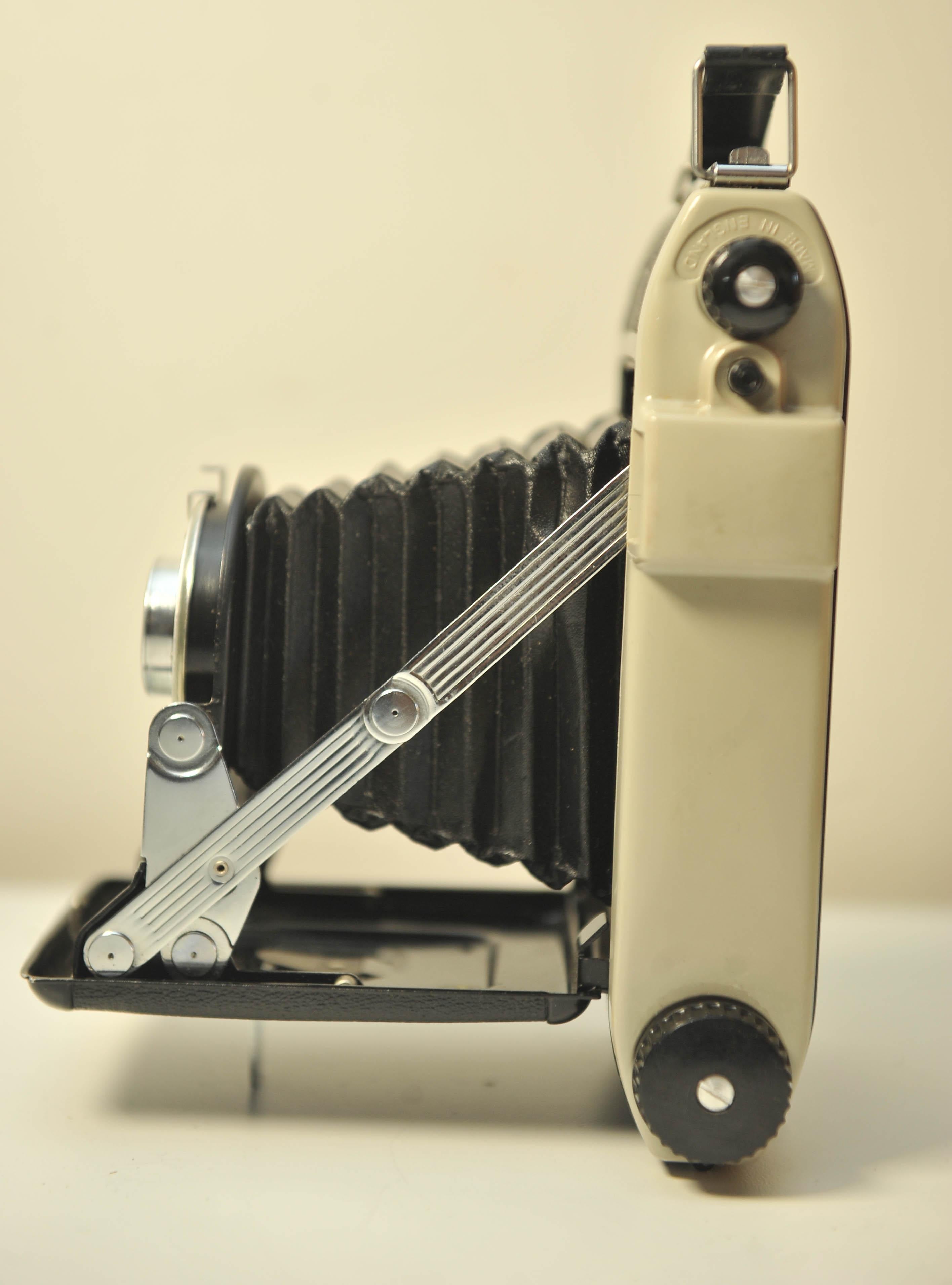 Kodak Junior 1 620 Roll Film Folding Below Camera with Anaston Lens Made between 1954-1959

The Kodak Junior I and II are 620 film folding cameras made by Kodak Ltd. in the UK. They were introduced in July 1954 and made until 1959. The same body -