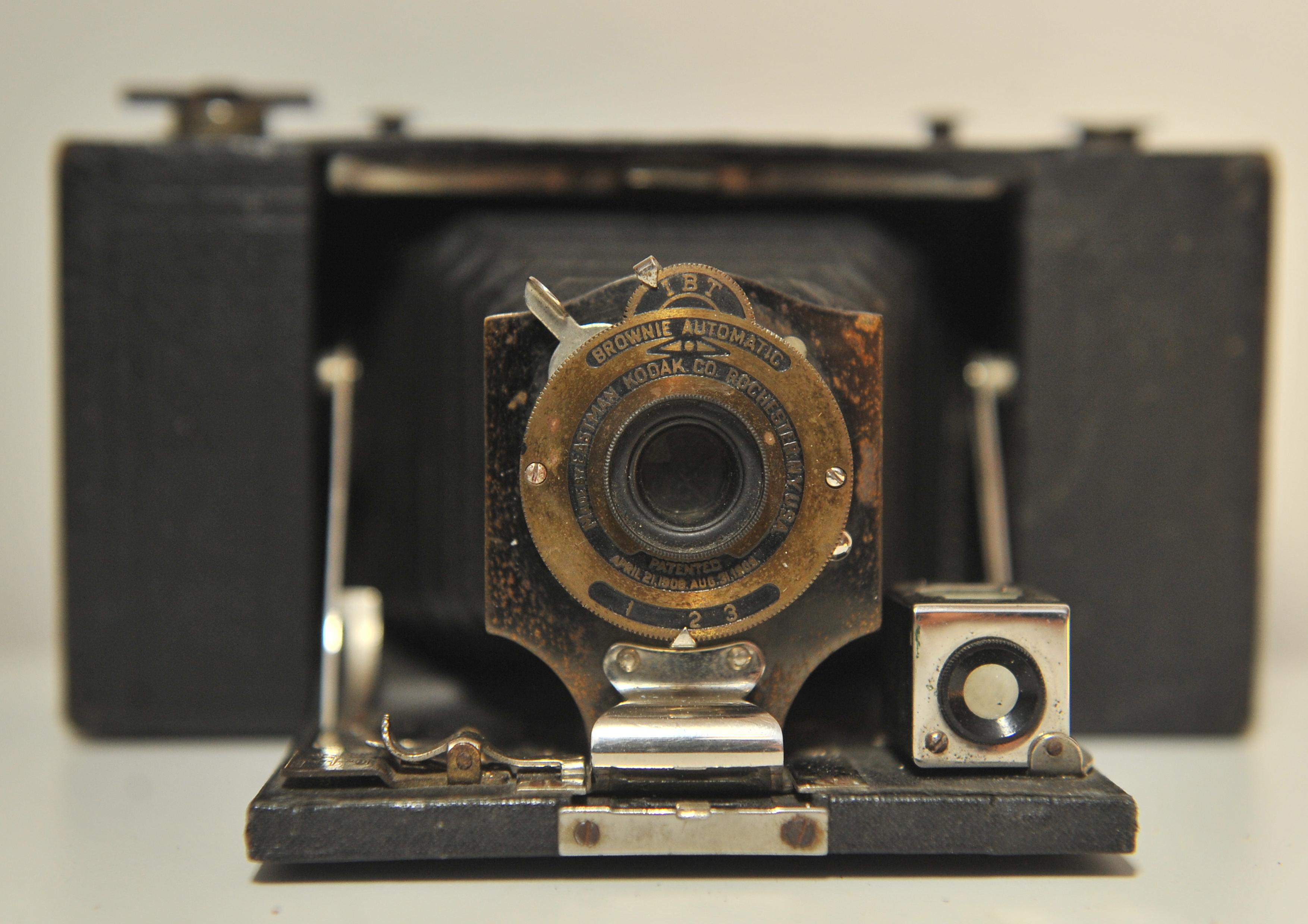 Kodak No 2 Folding Pocket Brownie Model B 120 Roll Film Camera USA 1909

The No 2 Folding Pocket Brownie is a folding camera made by Kodak in Rochester, NY, USA, from c. 1909. It has a rectangular, leatherette covered wooden body, and a sliding lens