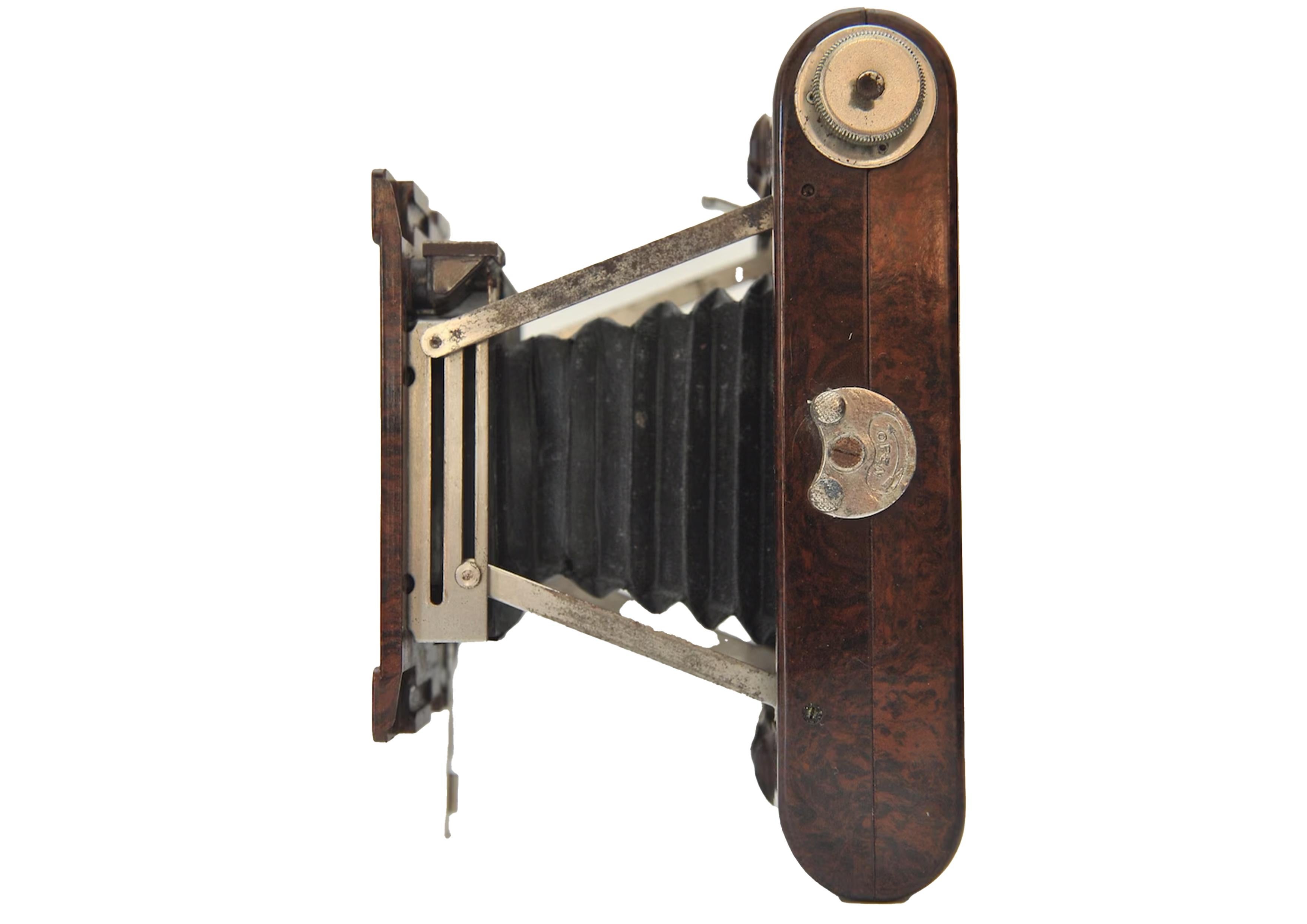 Kodak Nr. 2 Hawkette Marmorierte Bakelit 120 Roll Film Strut Folding Kamera mit Meniskus Objektiv & Rotary Shutter Made in the UK 1930's

Hergestellt aus braunen Bakelit-Formteilen, die von E.K. hergestellt wurden. Cole Ltd (Southend) und wurde in