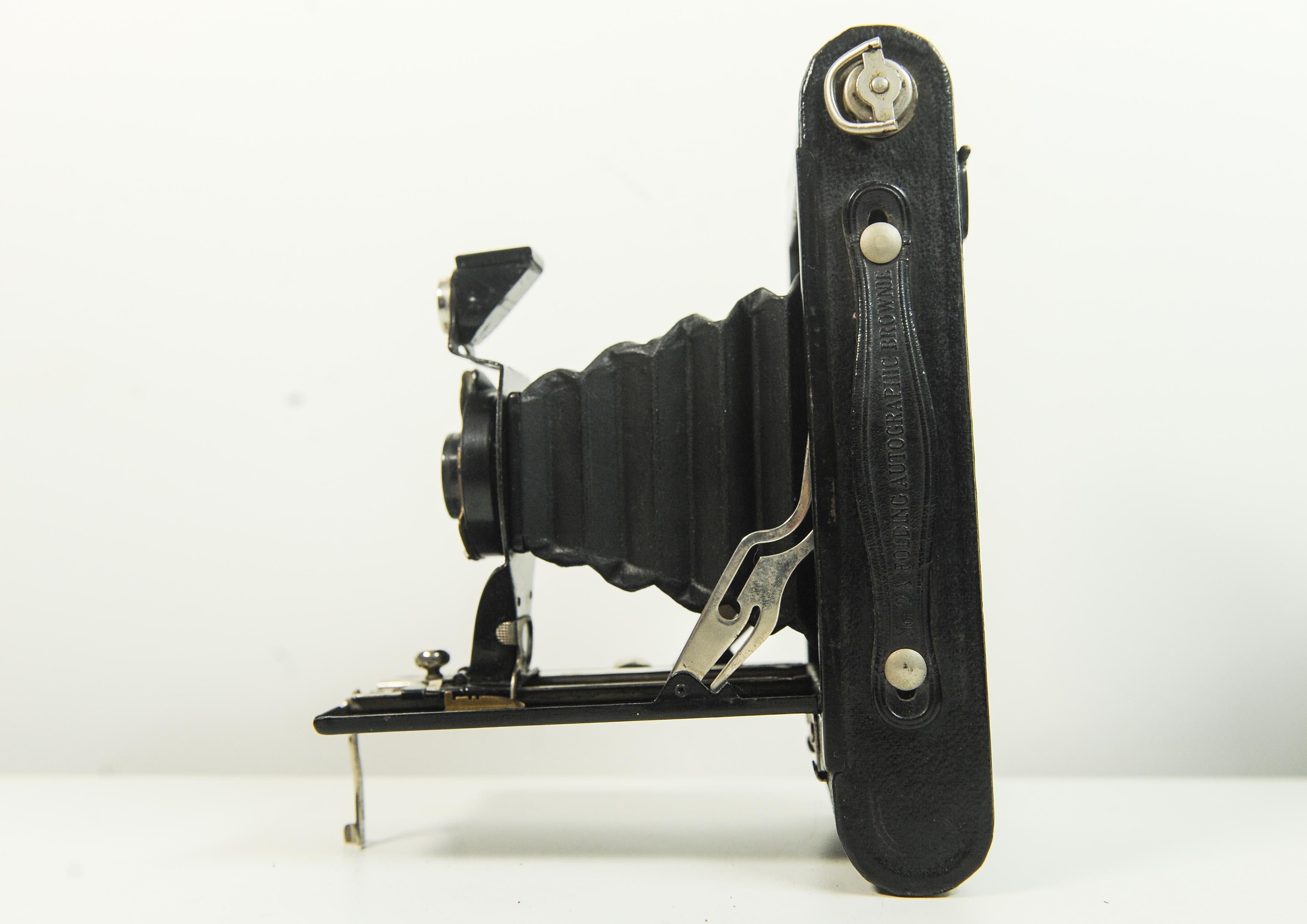 Kodak No. 2A Folding Autographic Brownie Folding Roll Film Camera Made In Canada Verwendet Typ 116 Autographic Roll Film

Patentiert 1910-1913 

Rahmengröße: 2 1/4 × 4 1/4 Zoll

Verwendet einen Kodex No.1-Verschluss mit den Geschwindigkeiten B, T,