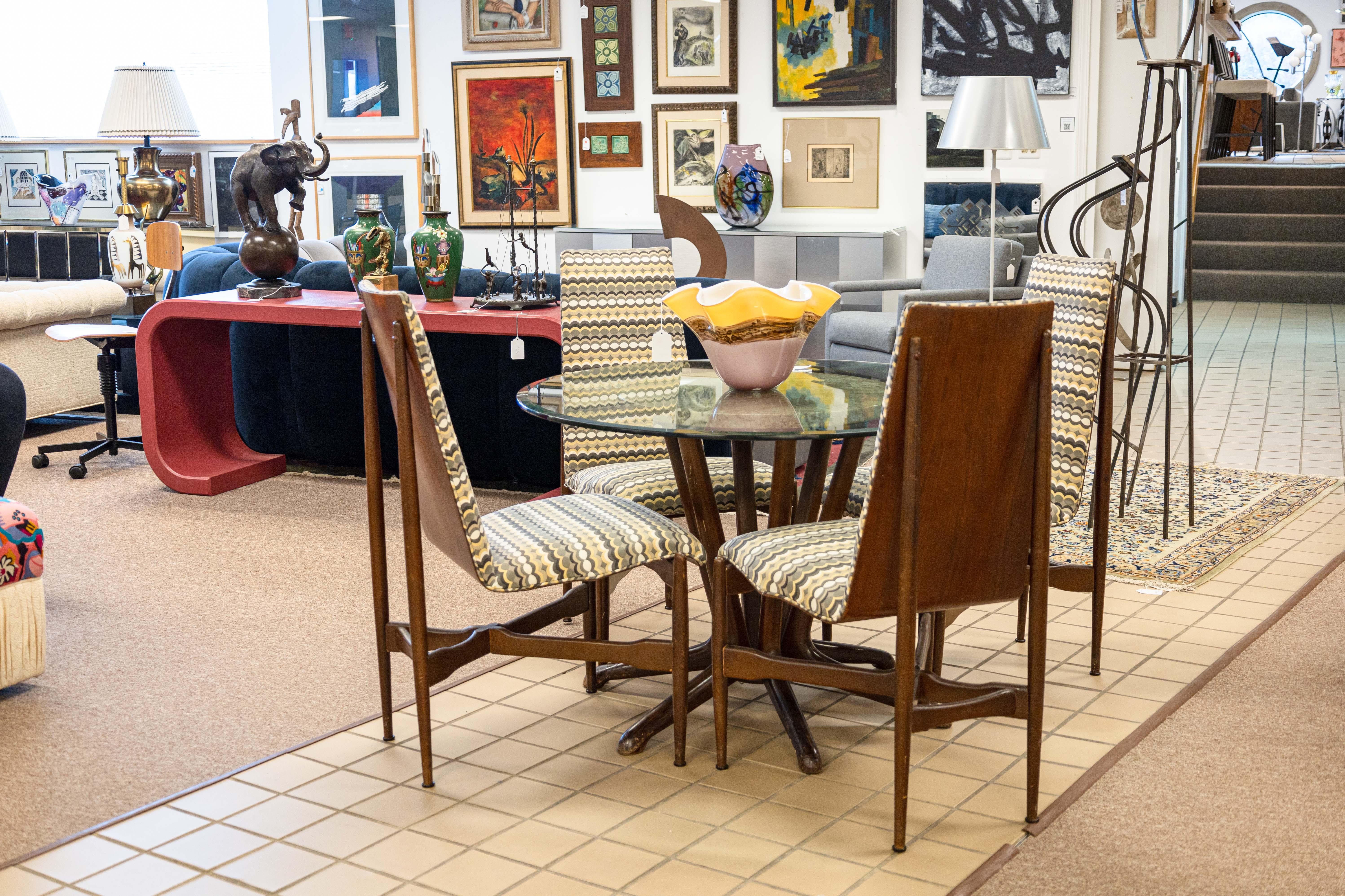 A Kodawood dinette set. This marvelous mid century modern dining set features a lovely dinette table and a set of 4 full sized dining chairs. Kodawood was a Miami-based furniture design and manufacturing company. Some of their designs have become
