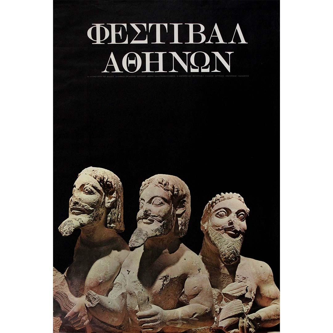 Cette affiche originale de 1969 de N. Kodos a été créée pour le Festival d'Athènes et d'Epidaure, l'une des manifestations culturelles les plus prestigieuses de Grèce. Le dessin représente une ancienne sculpture en terre cuite de trois personnages