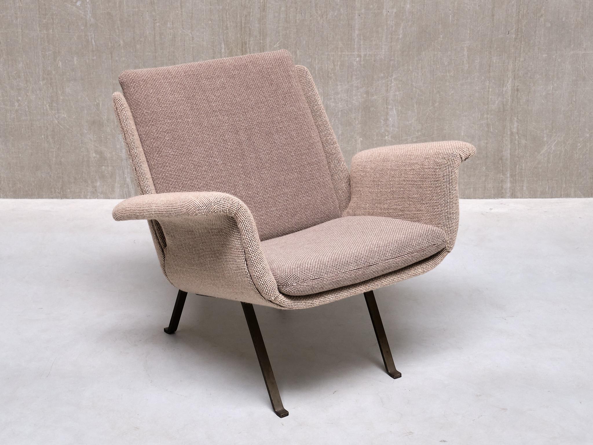 Ce fauteuil très rare a été conçu par Koene Oberman et produit par  Meubelindustrie Gelderland BV à Culemborg, Pays-Bas, dans les années 1950. Koene Oberman est non seulement le fondateur du fabricant néerlandais Gelderland, mais il a également