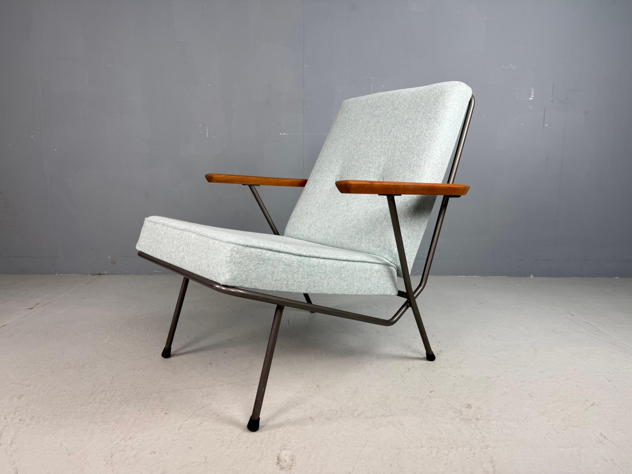 Asombrosa butaca de Koene Oberman para Gelderland, fabricada en acero y teca, Países Bajos, 1954.
Esta silla, un notable ejemplo del diseño holandés de mediados de siglo, combina sencillez y sofisticación de un modo que resulta atemporal sin