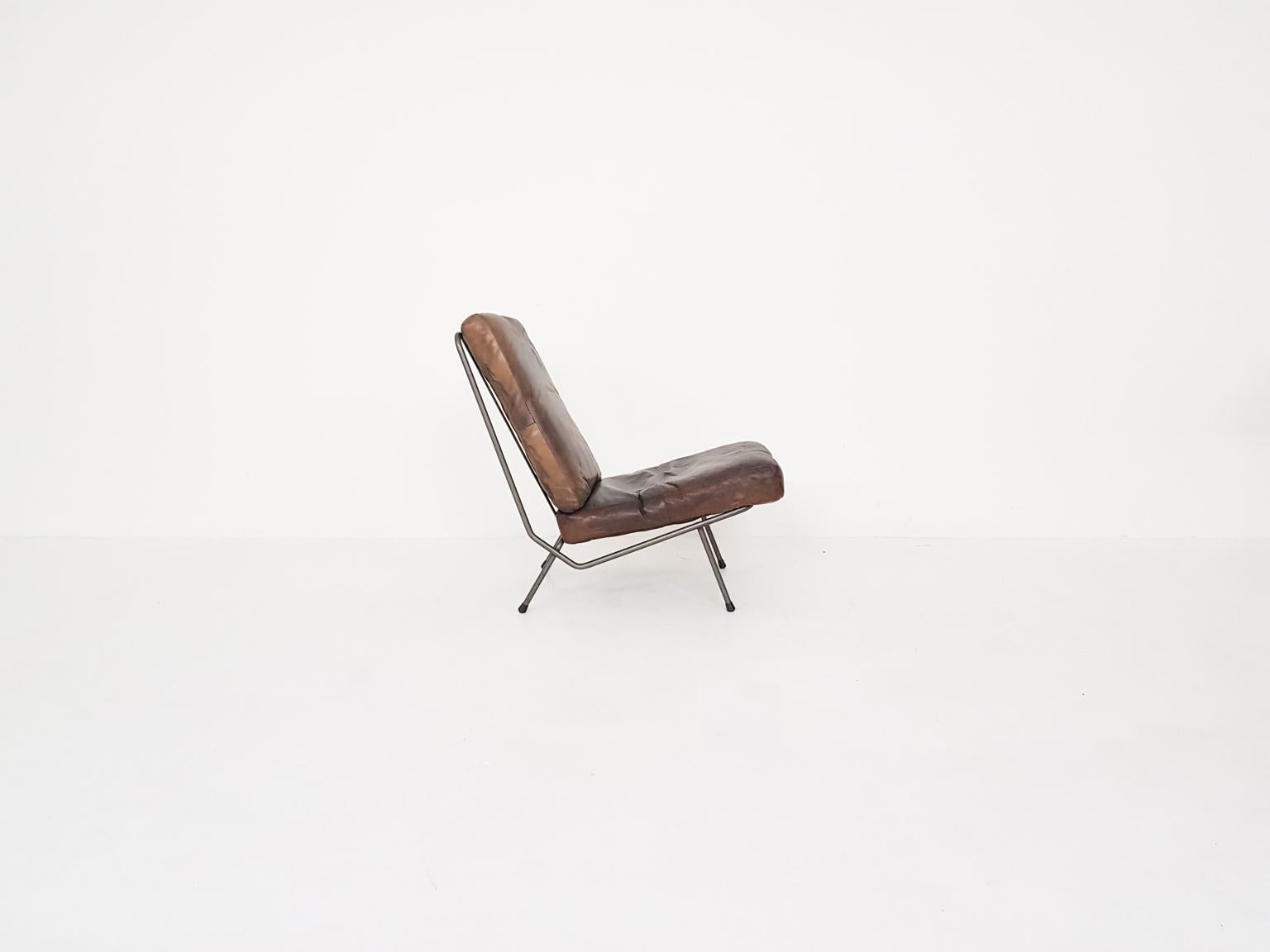 Seltener Loungesessel, entworfen von Koene Oberman, dem Gründer von Gelderland. Dieser Stuhl ist die Ausgabe ohne Armlehnen. Die Version mit Armlehnen ist weiter verbreitet. Wir hatten diese Ausgabe tatsächlich noch nie gesehen.

Der Stuhl besteht