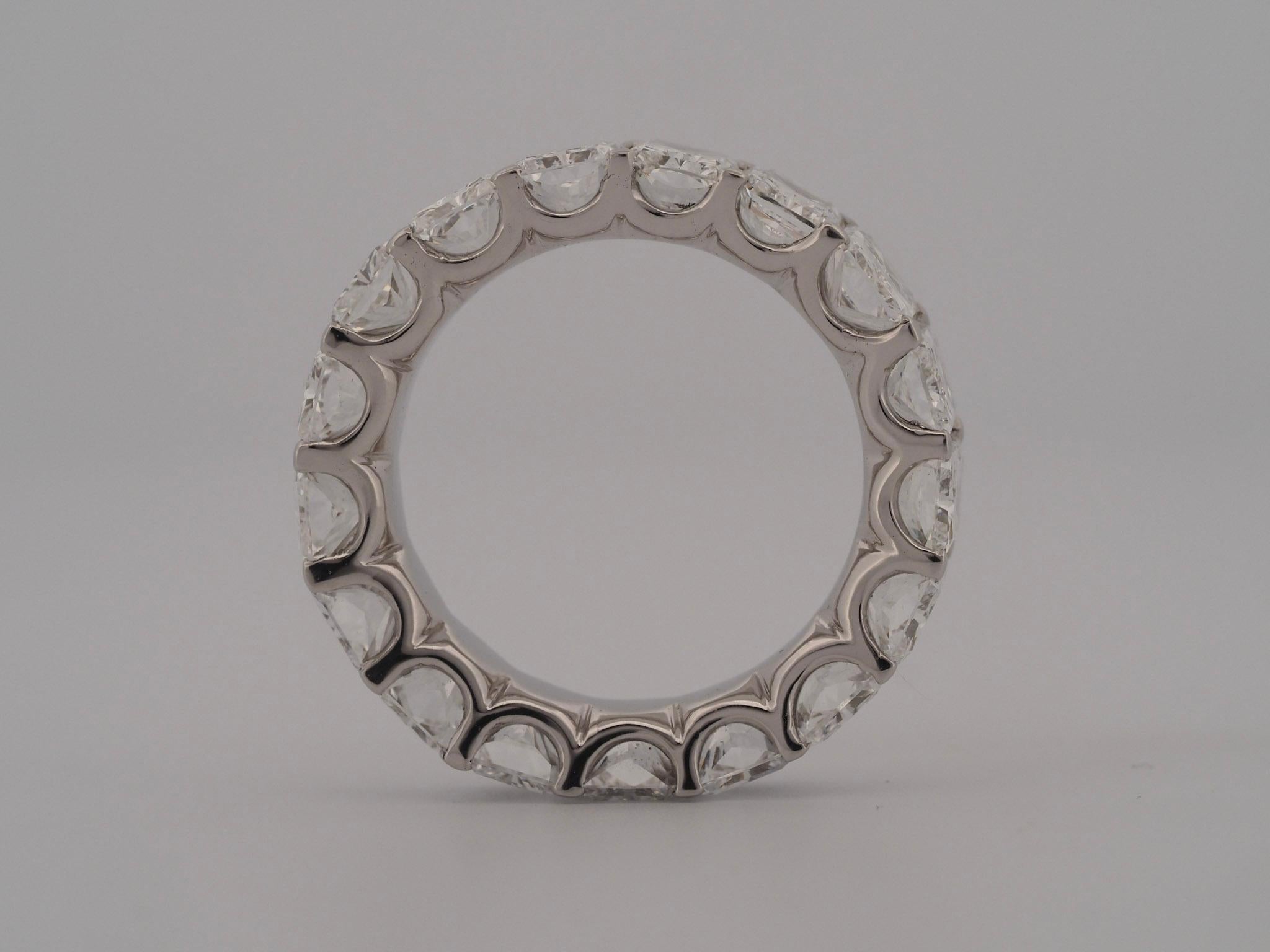 Ce design ondulé sculptural en or blanc 18 carats est orné de 17 diamants taille radiant d'une taille totale impressionnante de 8,70 carats. Chaque diamant a été sélectionné à la main pour sa qualité supérieure - avec une couleur D à F et une pureté