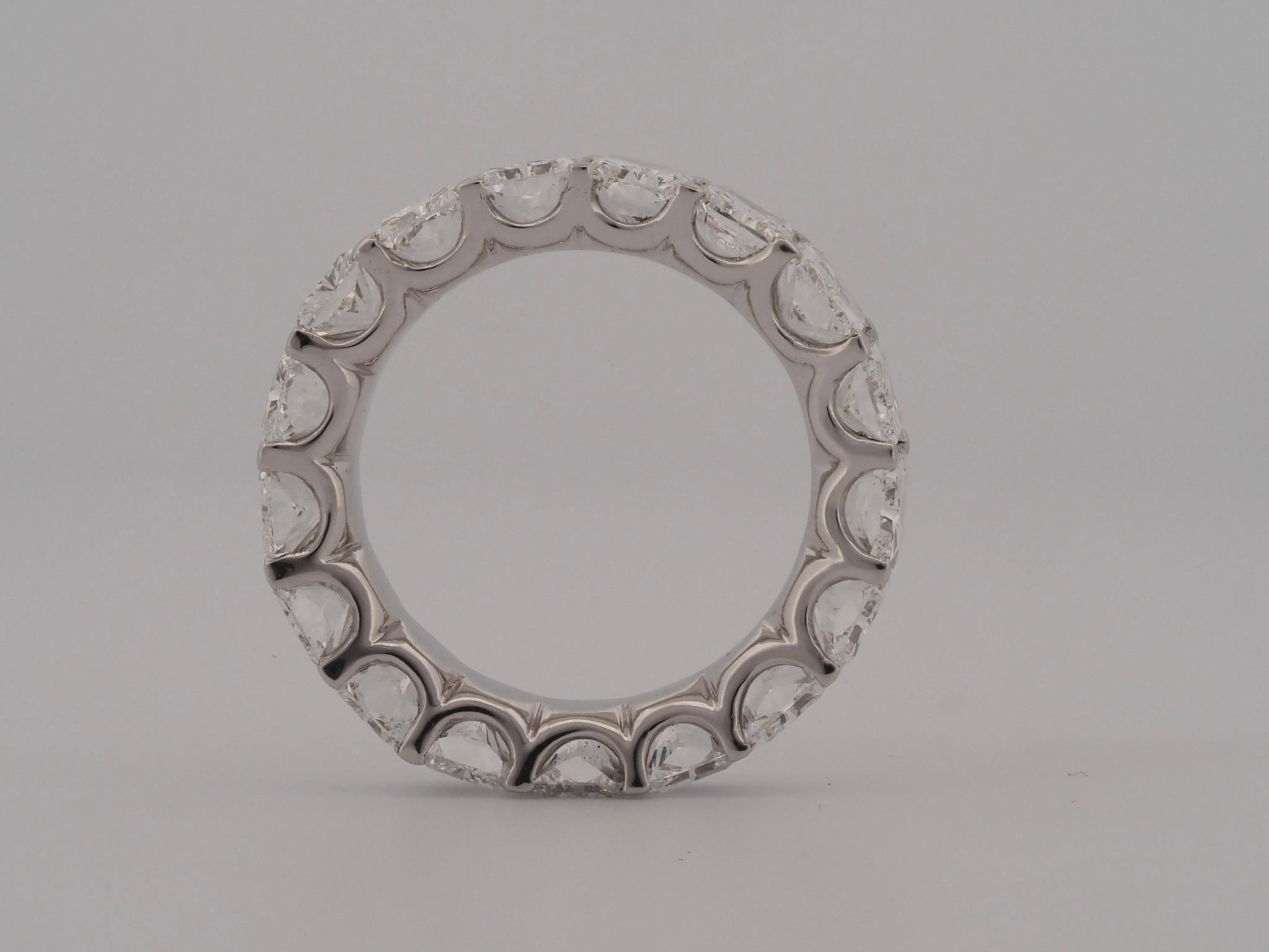 KOENIG Bracelet éternel en or blanc 18 carats - Diamants de taille radiant de 8,70 carats, GIA en vente 4