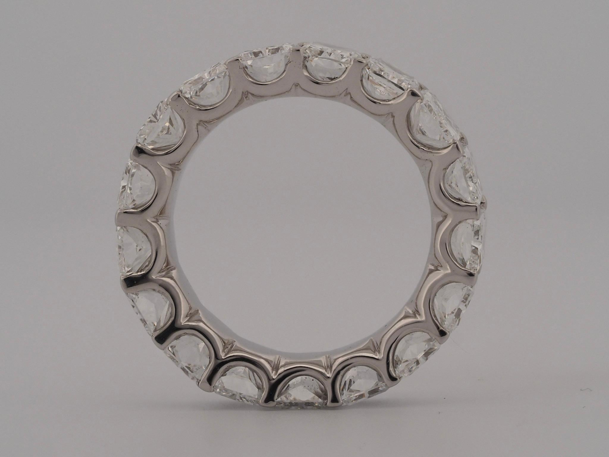 KOENIG Bracelet éternel en or blanc 18 carats - Diamants de taille radiant de 8,70 carats, GIA en vente 5
