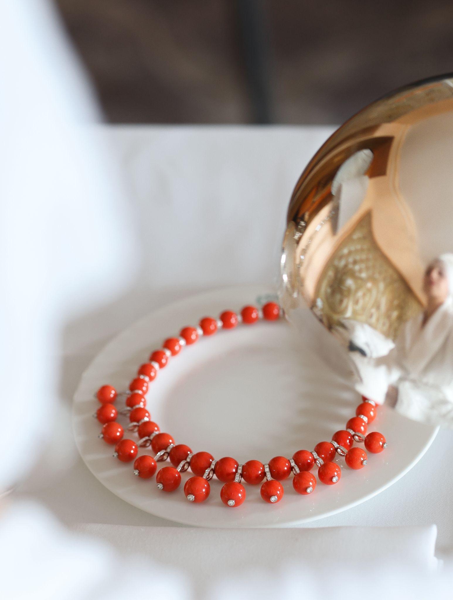 KOENIG - Collier double rangée de corail Neuf - En vente à St. Moritz, CH