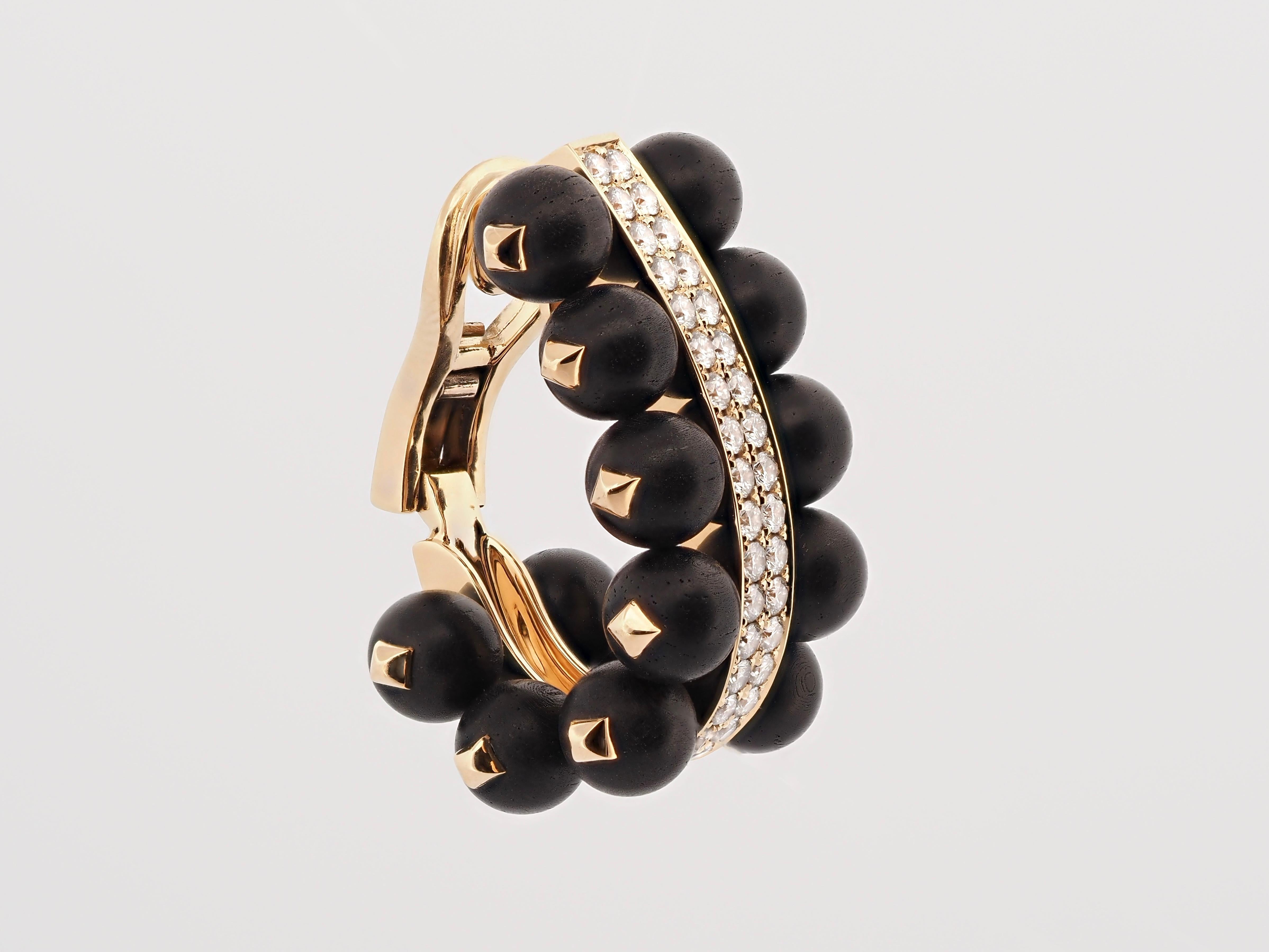 The House of KOENIG creates sustainable jewels, using exclusively recycled precious metals and conflict-free gemstones that inspire and endure. 100% SWISS HANDMADE

Manufactured in 18-karat yellow gold with 104 round brilliant cut diamonds totaling