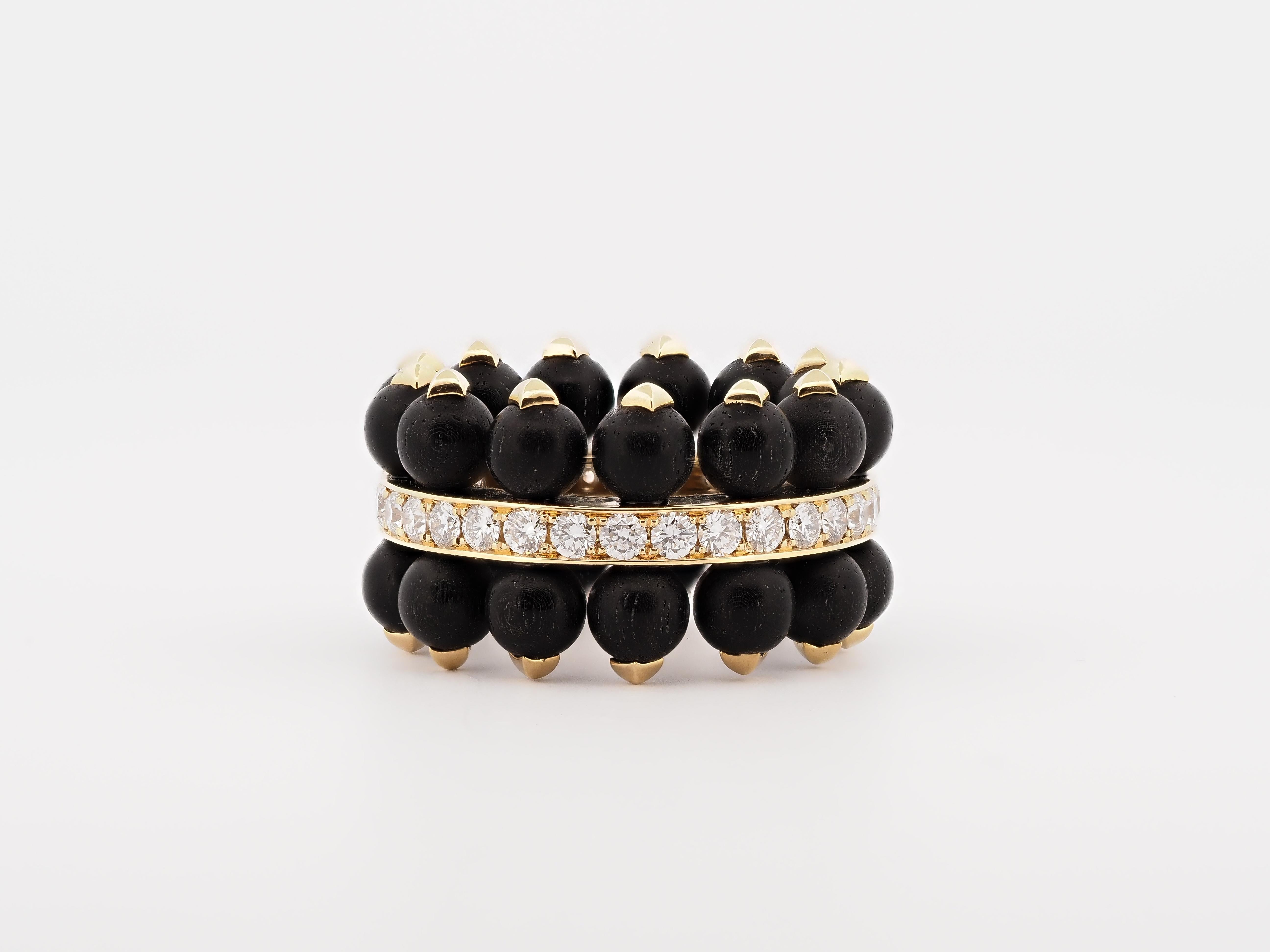The House of KOENIG creates sustainable jewels, using exclusively recycled precious metals and conflict-free gemstones that inspire and endure. 100% SWISS HANDMADE

Manufactured in 18-karat yellow gold with 32 round brilliant cut diamonds totaling