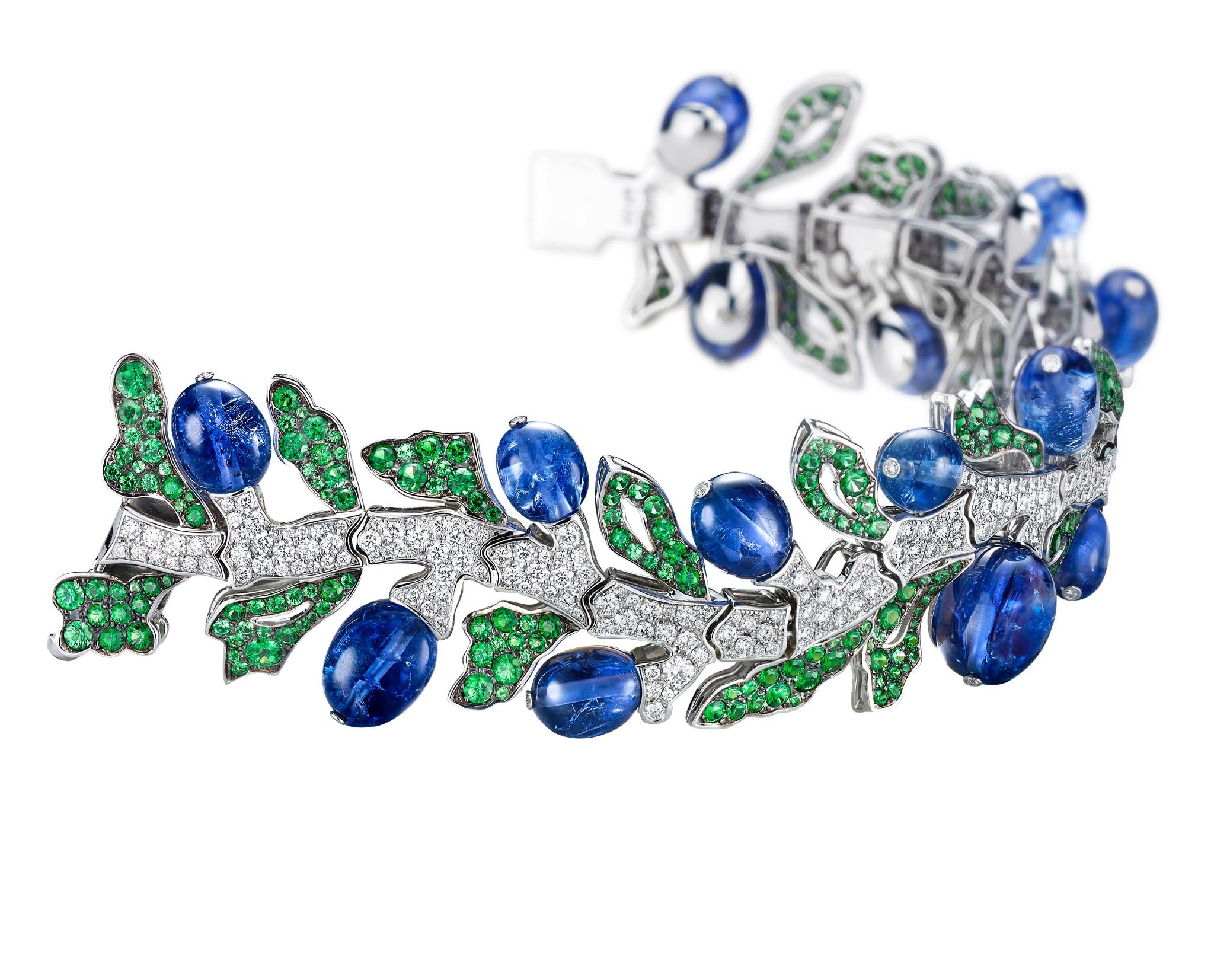 Exquisites Weissgold-Armband mit Tansanit, Tsavorit und Diamanten - Schweizer Handarbeit, einzigartiger High Jewelry

Entdecken Sie ein seltenes, von der Natur inspiriertes Meisterwerk aus dem Hause KOENIG, das in sorgfältiger Handarbeit in der