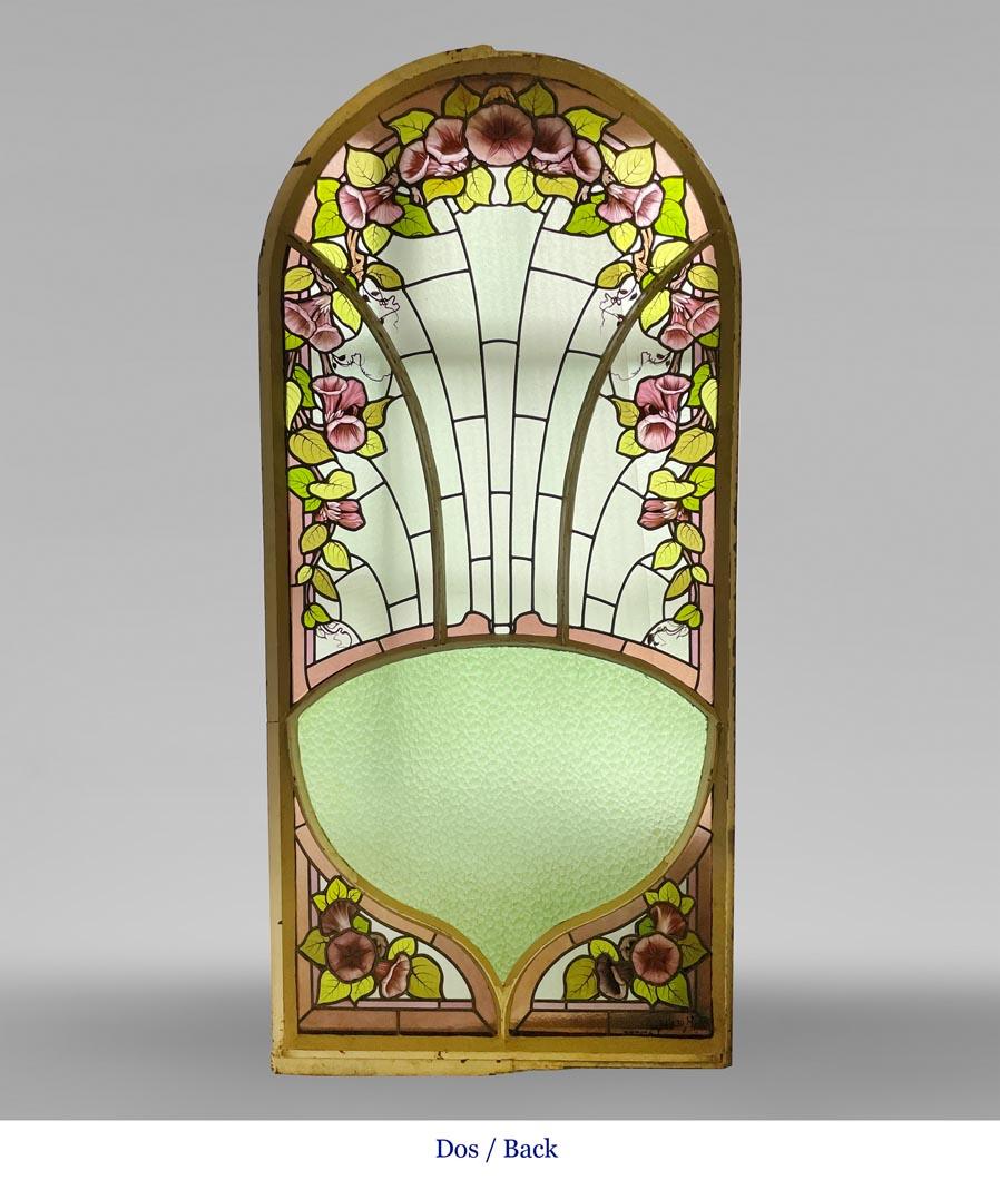Questa vetrata è stata creata da Paul Koenig e Lafitte nei primi anni del XX secolo, durante la fioritura dell'Art Nouveau. Questo disegnatore e incisore, nato a Épinal nel 1883, era associato a Lafitte, un pittore del vetro. Le loro creazioni