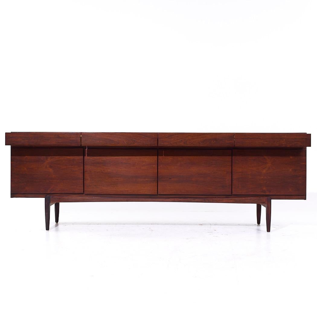 Kofod Larsen per Faarup Møbelfabrik Credenza danese di metà secolo in legno di palissandro in vendita 3
