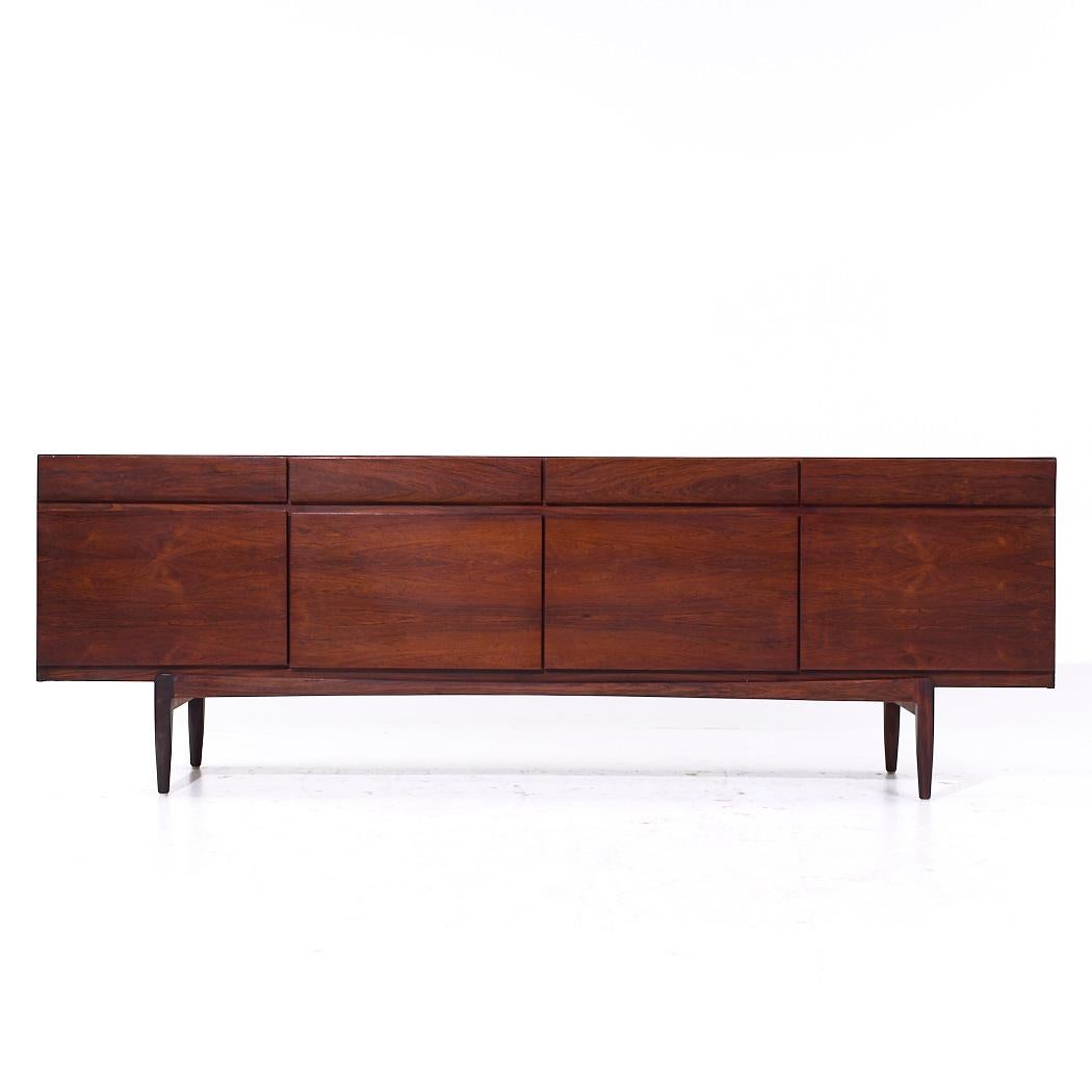 Kofod Larsen per Faarup Møbelfabrik Credenza danese di metà secolo in legno di palissandro

Questa credenza misura: 90,5 larghezza x 19,5 profondità x 30,5 pollici di altezza

Tutti i mobili possono essere acquistati in quello che noi chiamiamo