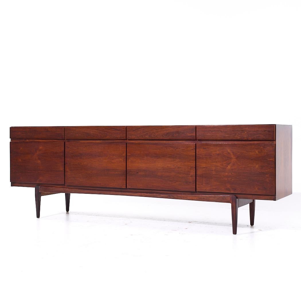 Mid-Century moderno Kofod Larsen per Faarup Møbelfabrik Credenza danese di metà secolo in legno di palissandro in vendita