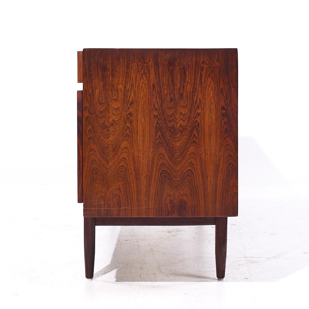 Kofod Larsen per Faarup Møbelfabrik Credenza danese di metà secolo in legno di palissandro In condizioni buone in vendita a Countryside, IL