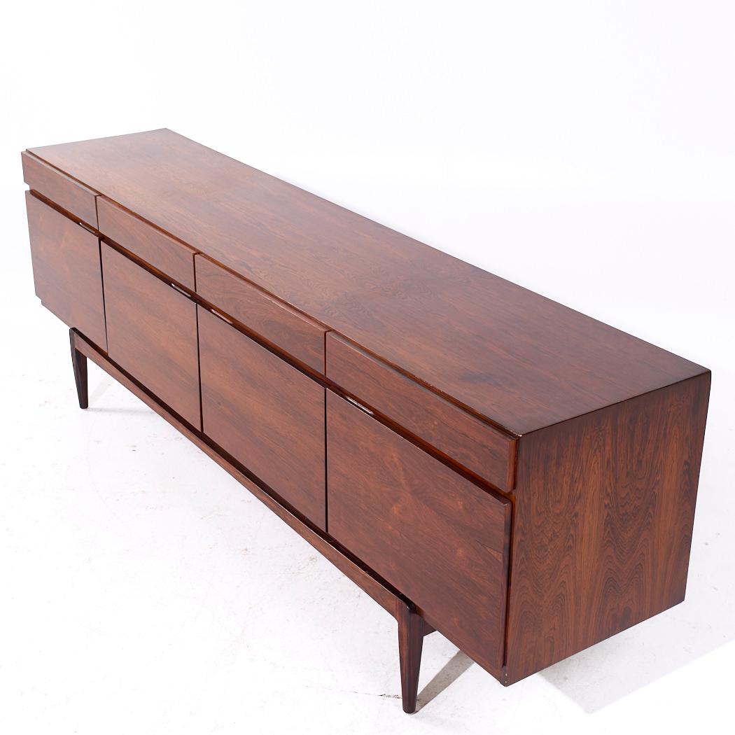 Fine XX secolo Kofod Larsen per Faarup Møbelfabrik Credenza danese di metà secolo in legno di palissandro in vendita
