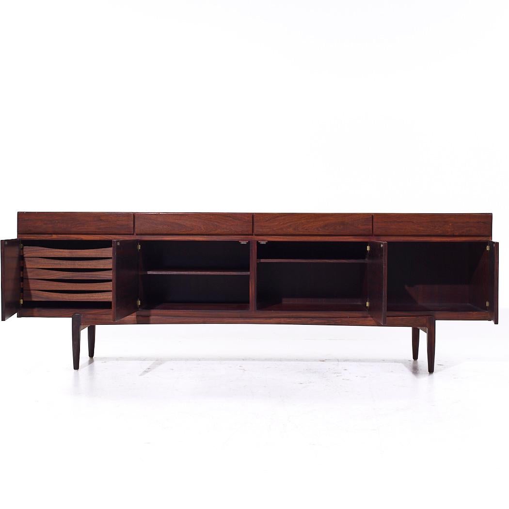 Palissandro Kofod Larsen per Faarup Møbelfabrik Credenza danese di metà secolo in legno di palissandro in vendita