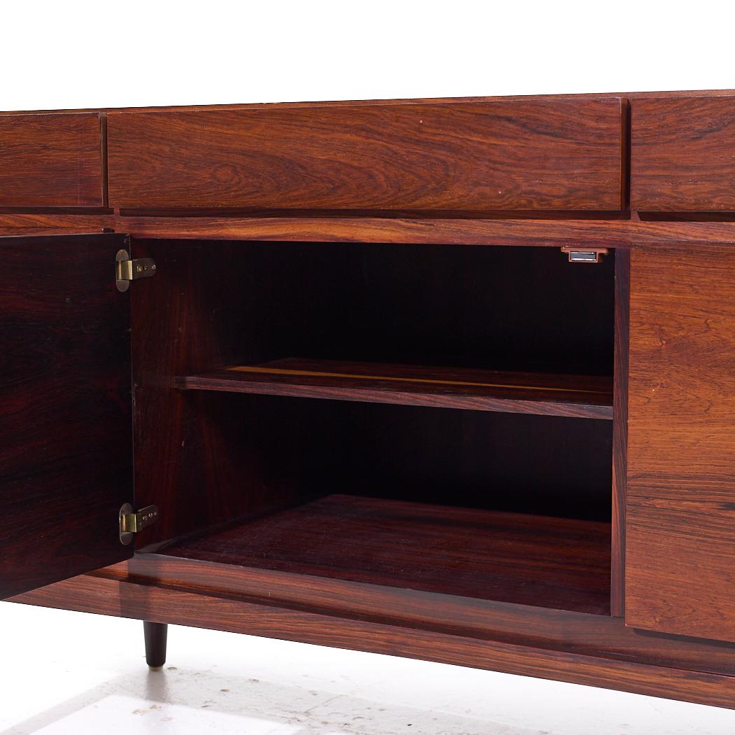 Kofod Larsen per Faarup Møbelfabrik Credenza danese di metà secolo in legno di palissandro in vendita 1