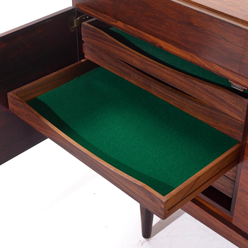 Kofod Larsen per Faarup Møbelfabrik Credenza danese di metà secolo in legno di palissandro in vendita 2
