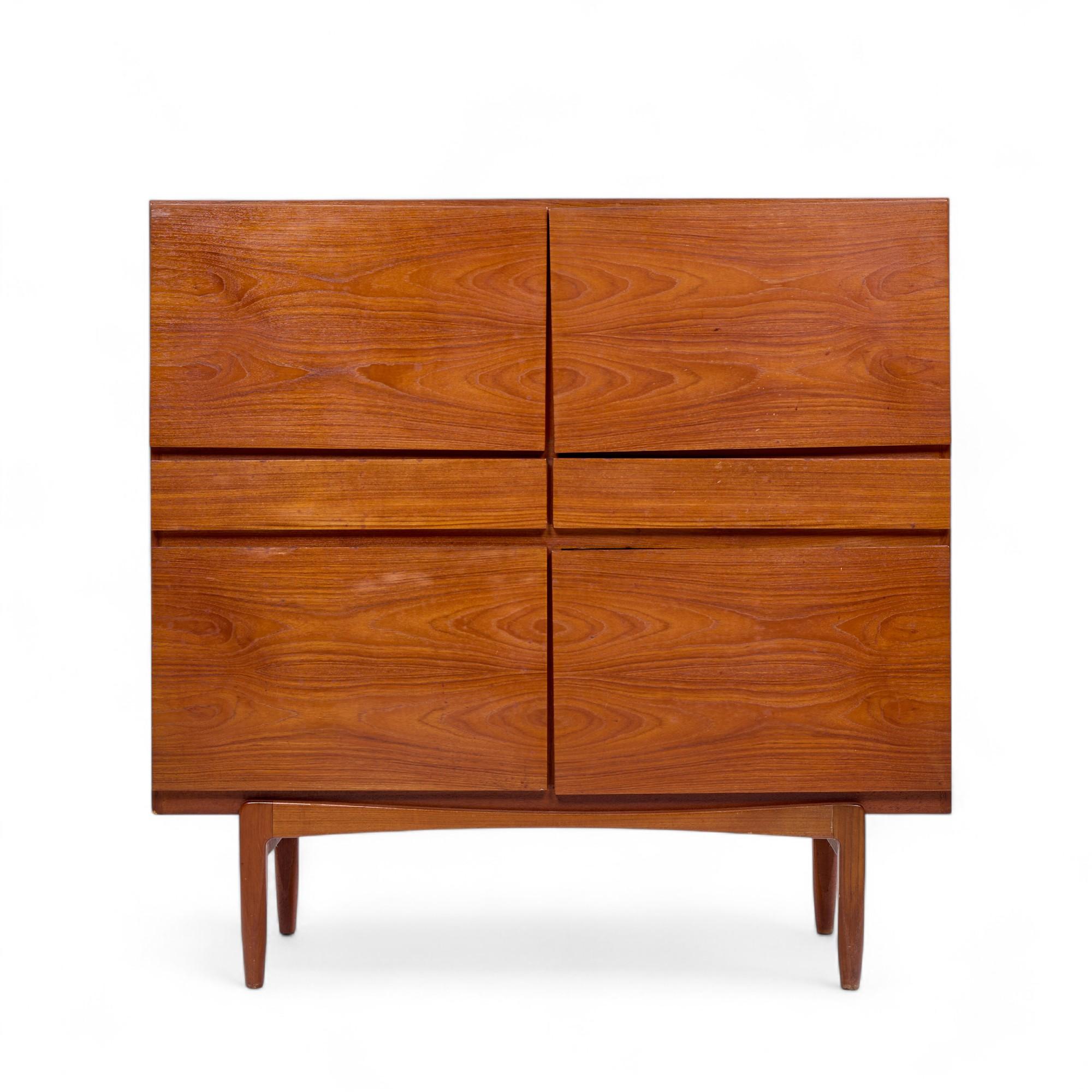 Kofod Larsen für Faarup Møbelfabrik Mid Century Danish Teak Credenza Cabinet

Diese Anrichte misst: 45,25 breit x 19,5 tief x 44,75 Zoll hoch

Alle Möbelstücke sind in einem so genannten restaurierten Vintage-Zustand zu haben. Das bedeutet, dass das