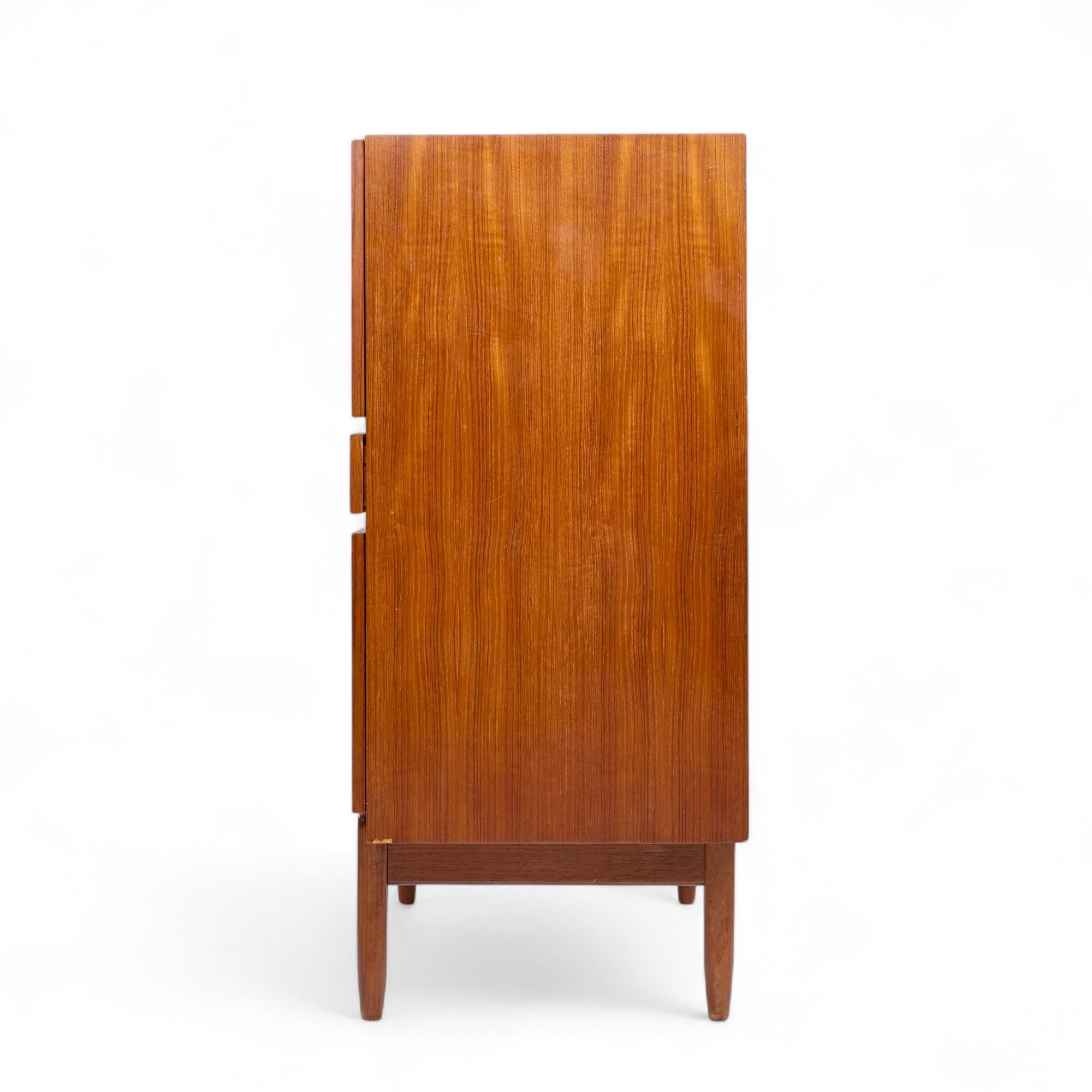 Kofod Larsen für Faarup Møbelfabrik Mid Century Danish Teak Credenza Cabinet im Zustand „Gut“ im Angebot in Franklin Park, IL