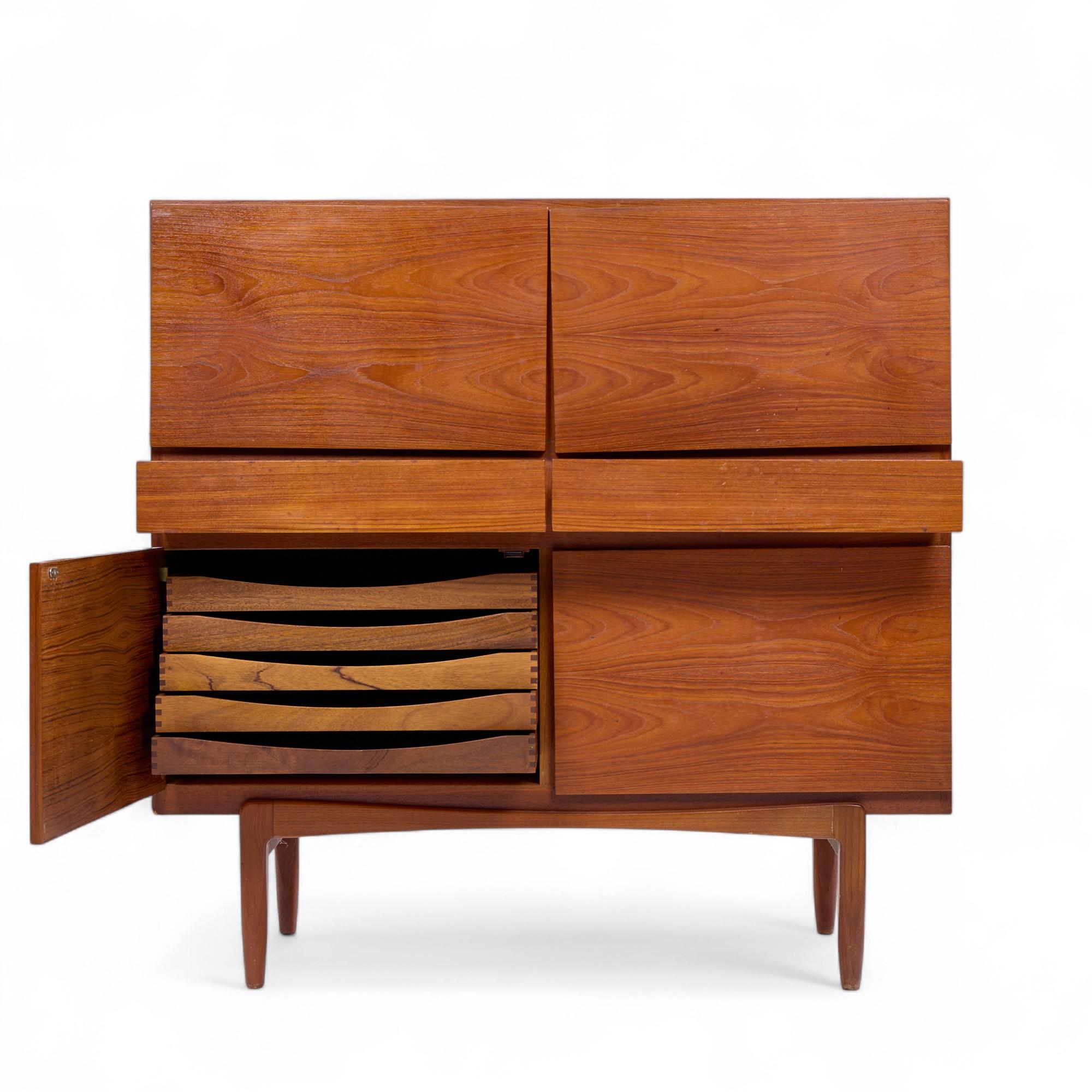 Kofod Larsen für Faarup Møbelfabrik Mid Century Danish Teak Credenza Cabinet (20. Jahrhundert) im Angebot