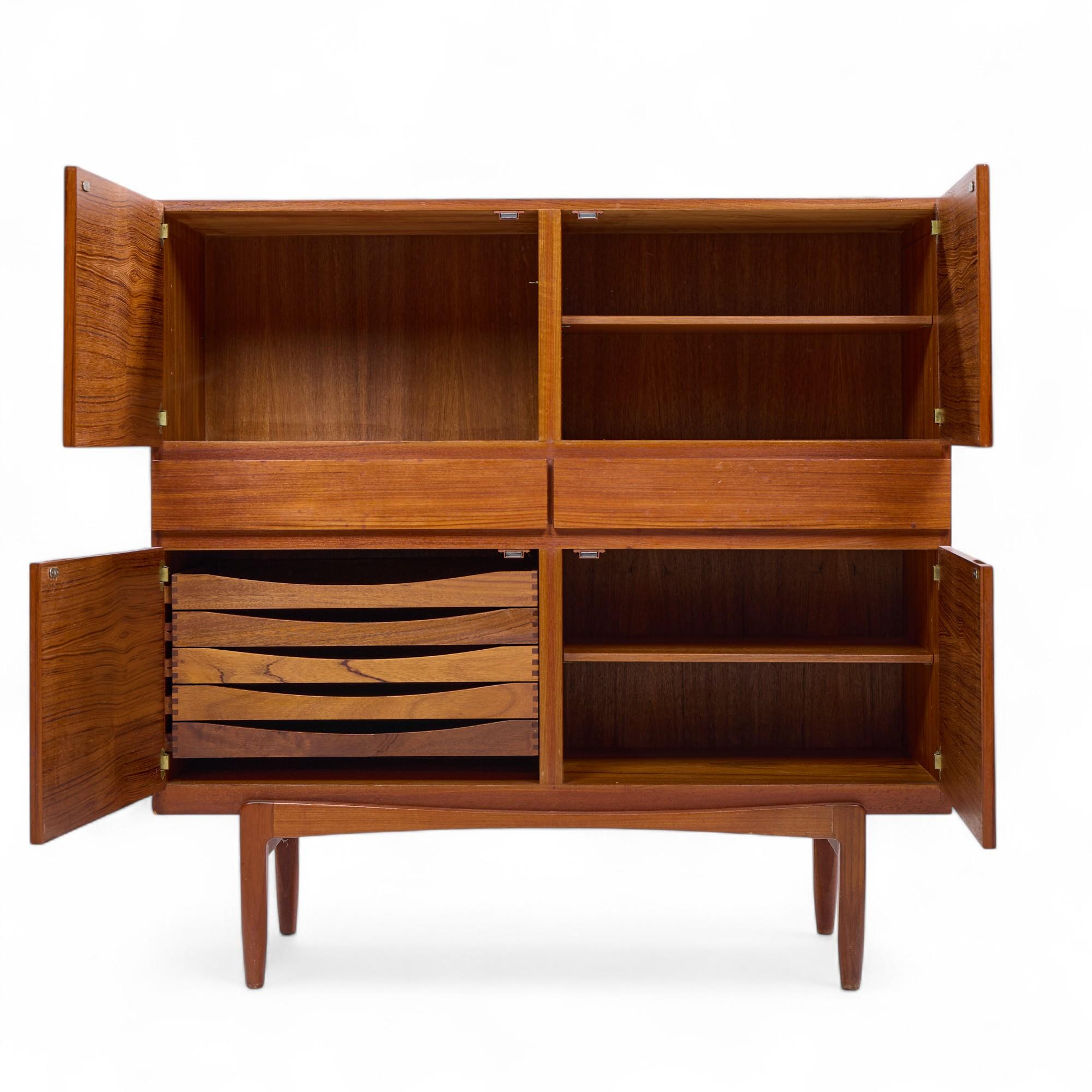 Kofod Larsen für Faarup Møbelfabrik Mid Century Danish Teak Credenza Cabinet (Teakholz) im Angebot