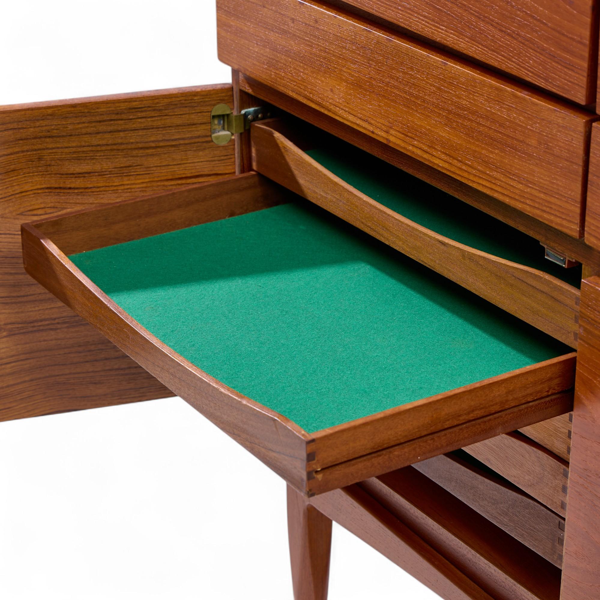 Kofod Larsen für Faarup Møbelfabrik Mid Century Danish Teak Credenza Cabinet im Angebot 1
