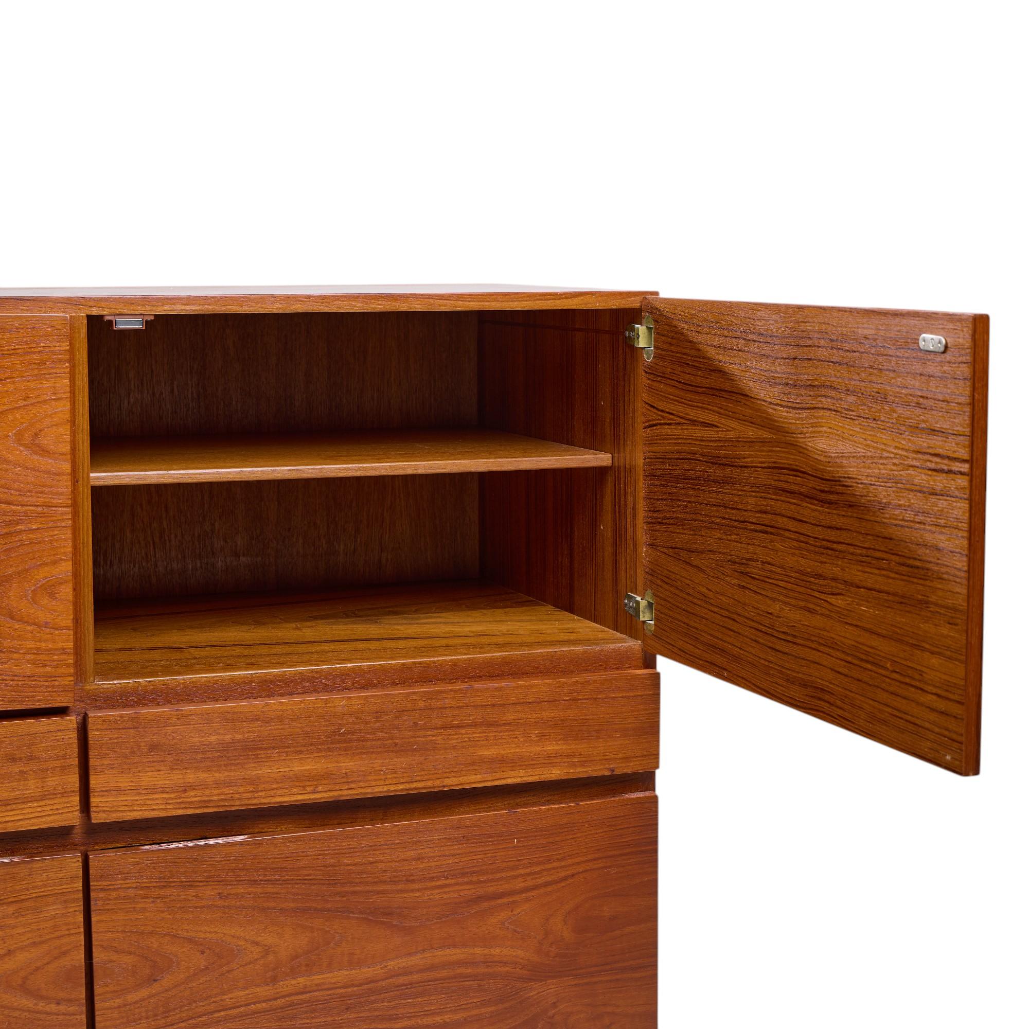 Kofod Larsen für Faarup Møbelfabrik Mid Century Danish Teak Credenza Cabinet im Angebot 2