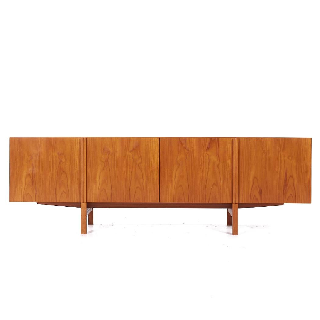 Kofod Larsen per Faarup Møbelfabrik Credenza danese di metà secolo in teak

Questa credenza misura: 90,5 larghezza x 19,5 profondità x 29 pollici di altezza

Tutti i mobili possono essere acquistati in quello che noi chiamiamo stato vintage