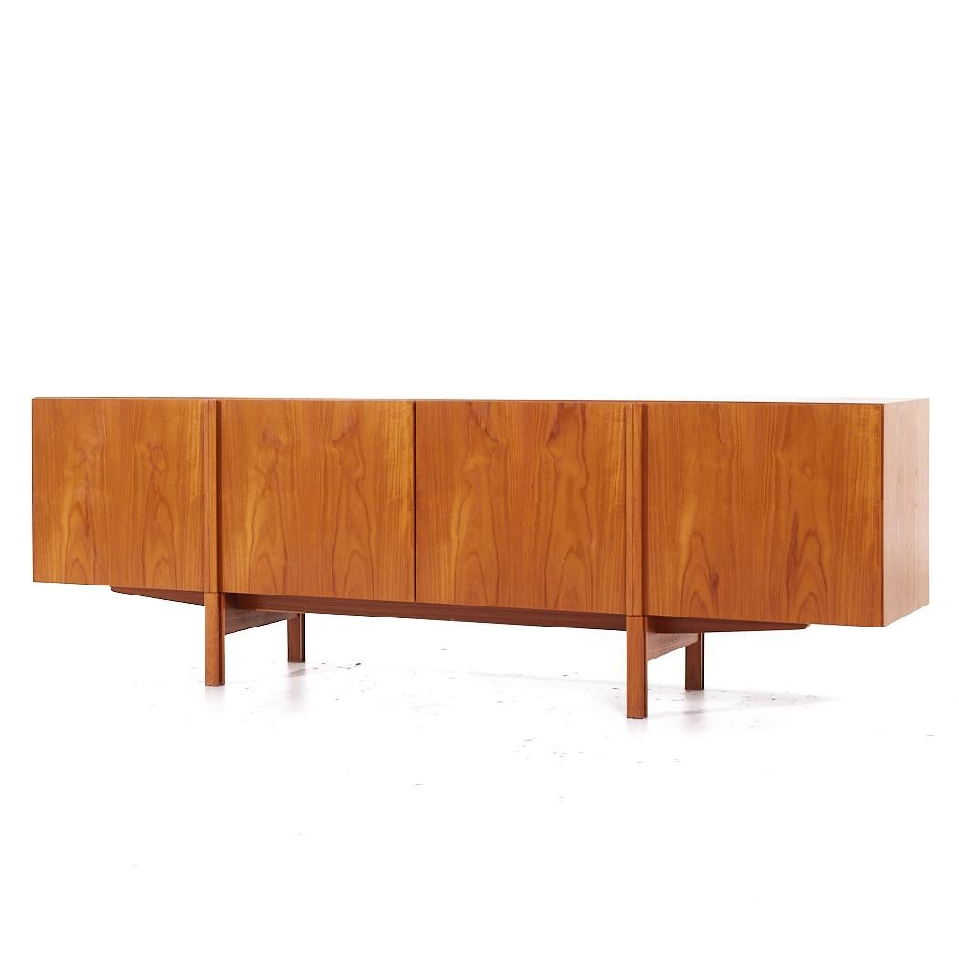 Mid-Century moderno Kofod Larsen per Faarup Møbelfabrik Credenza danese di metà secolo in teak in vendita
