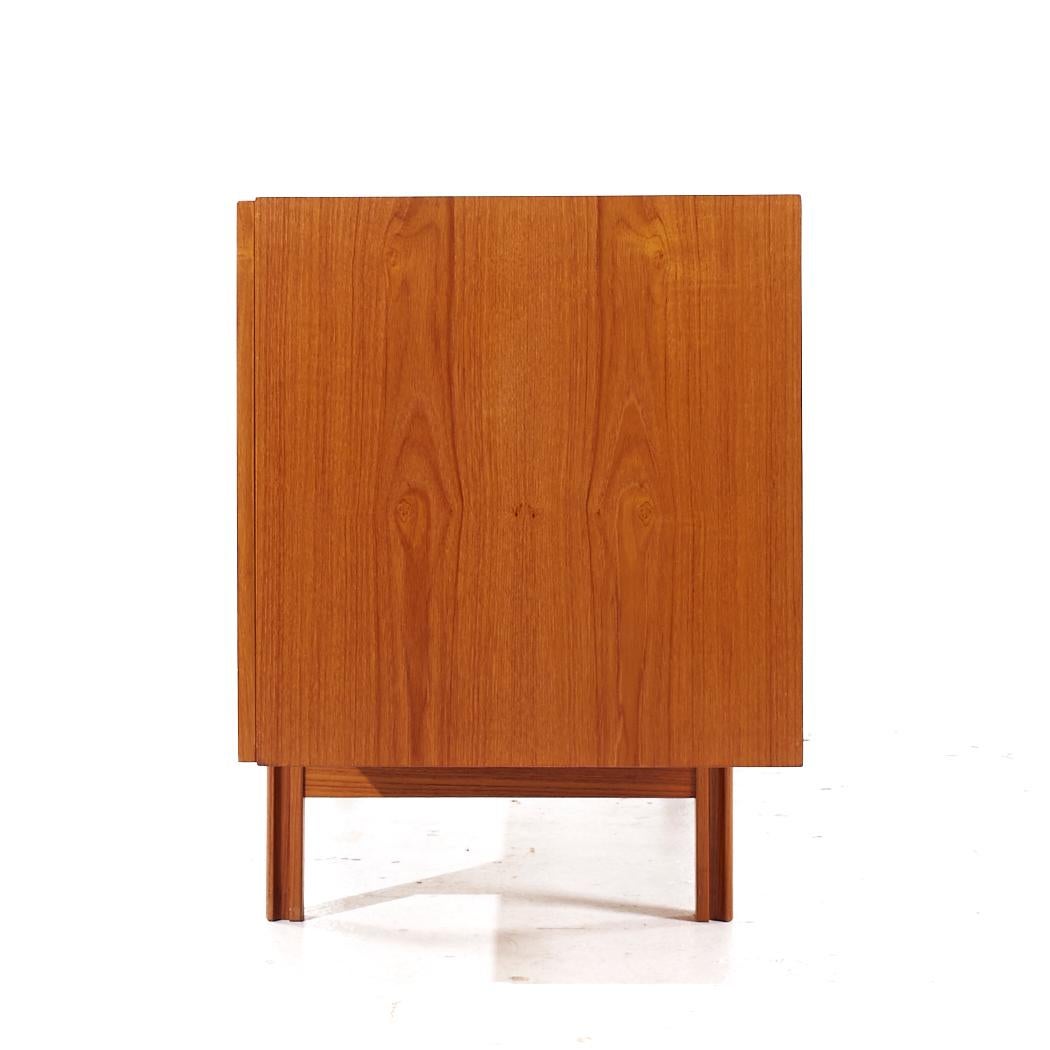 Kofod Larsen per Faarup Møbelfabrik Credenza danese di metà secolo in teak In condizioni buone in vendita a Countryside, IL