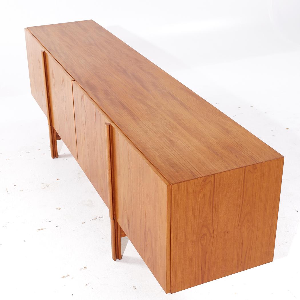 Fine XX secolo Kofod Larsen per Faarup Møbelfabrik Credenza danese di metà secolo in teak in vendita