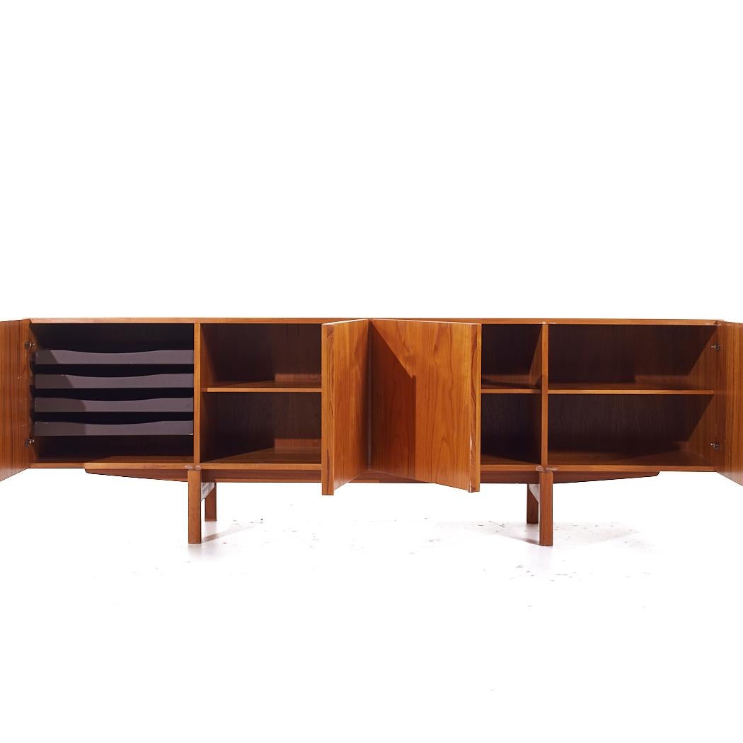 Teak Kofod Larsen per Faarup Møbelfabrik Credenza danese di metà secolo in teak in vendita